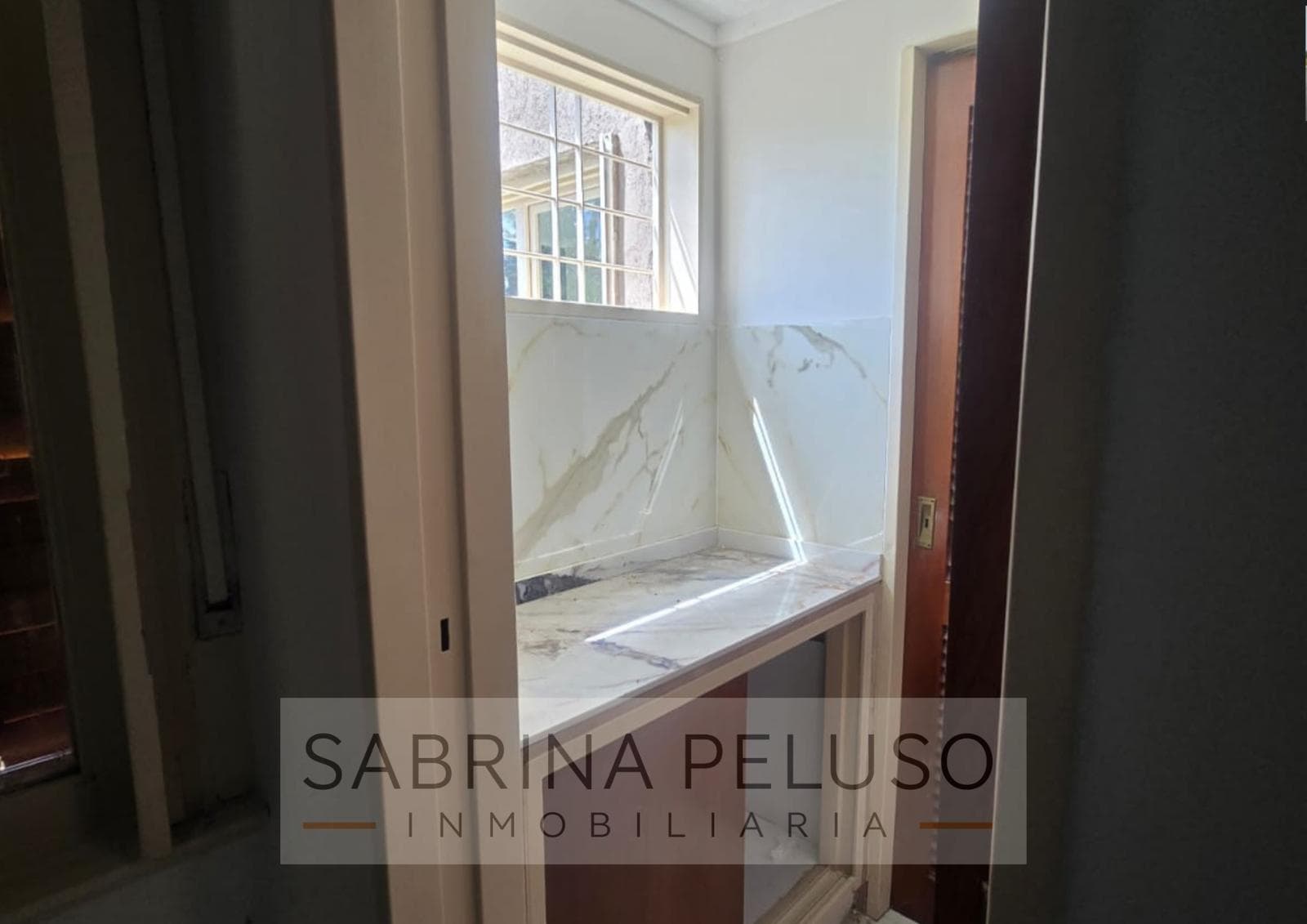 Mansion for Sale in Castelar: 6 Bedrooms, Pool, Barbecue Area, Garages