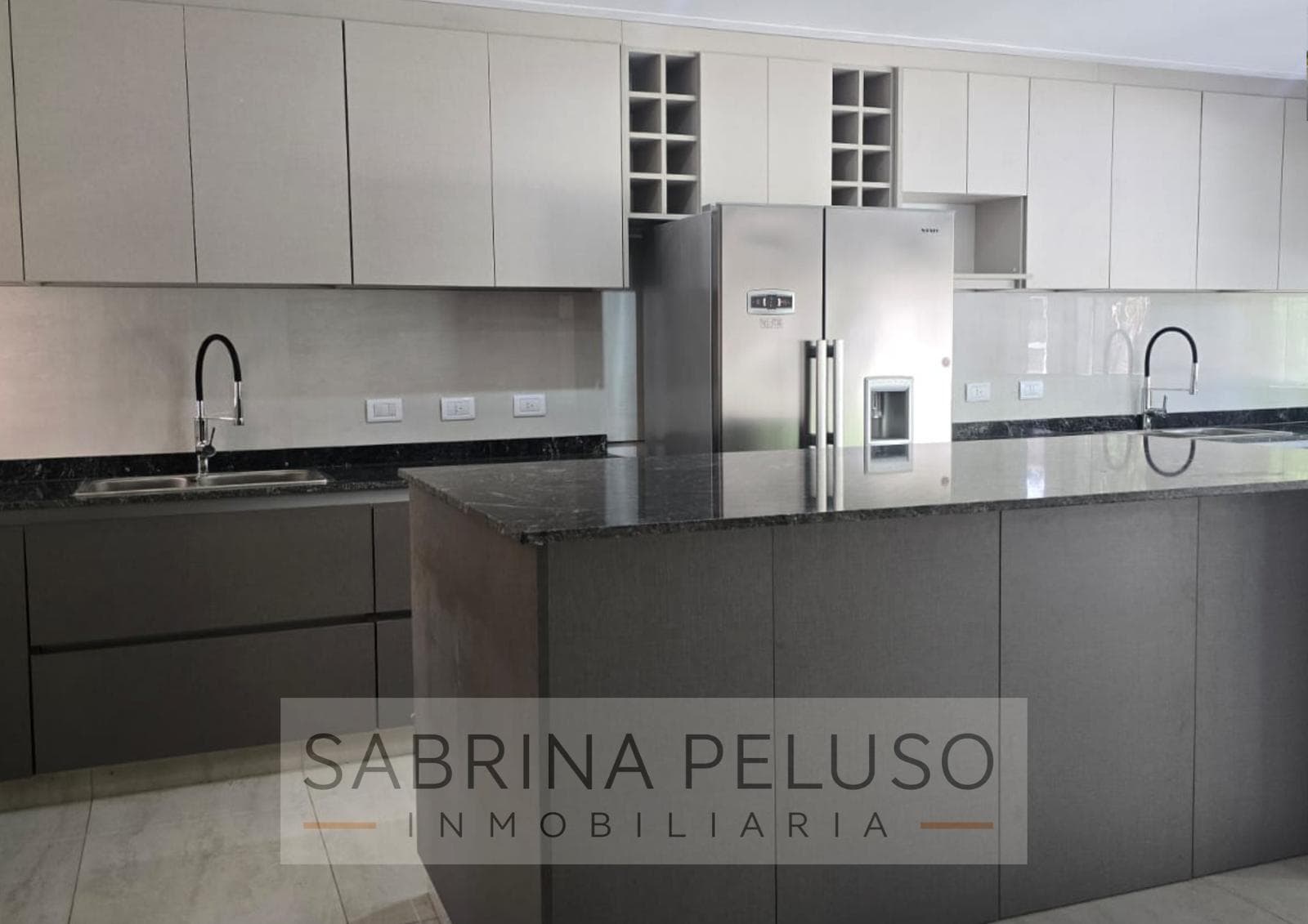 Mansion for Sale in Castelar: 6 Bedrooms, Pool, Barbecue Area, Garages