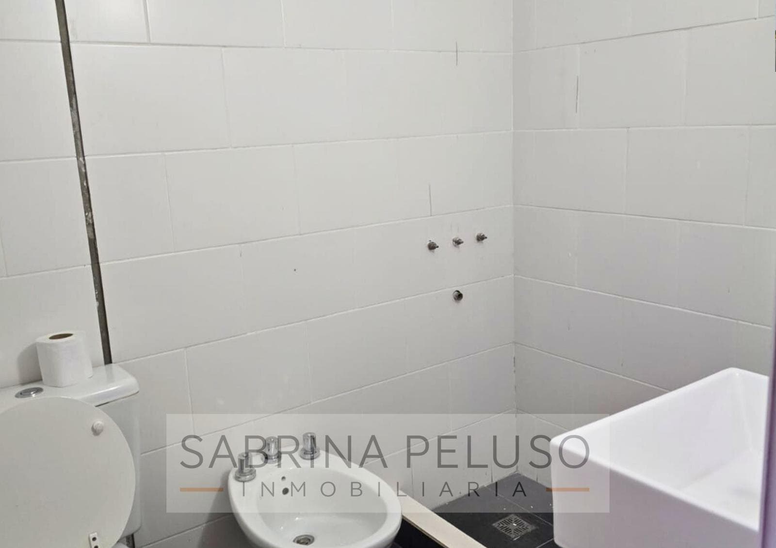 Mansion for Sale in Castelar: 6 Bedrooms, Pool, Barbecue Area, Garages