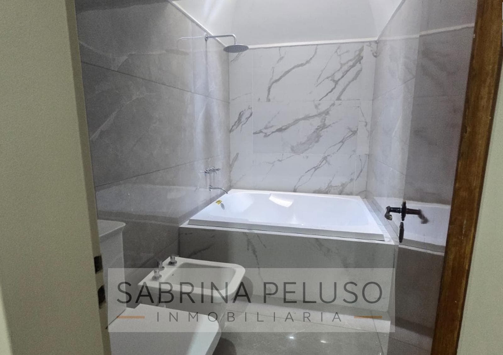 Mansion for Sale in Castelar: 6 Bedrooms, Pool, Barbecue Area, Garages