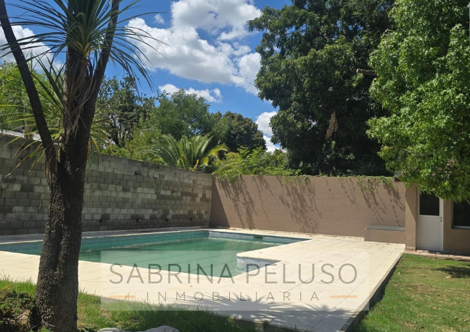 Mansion for Sale in Castelar: 6 Bedrooms, Pool, Barbecue Area, Garages