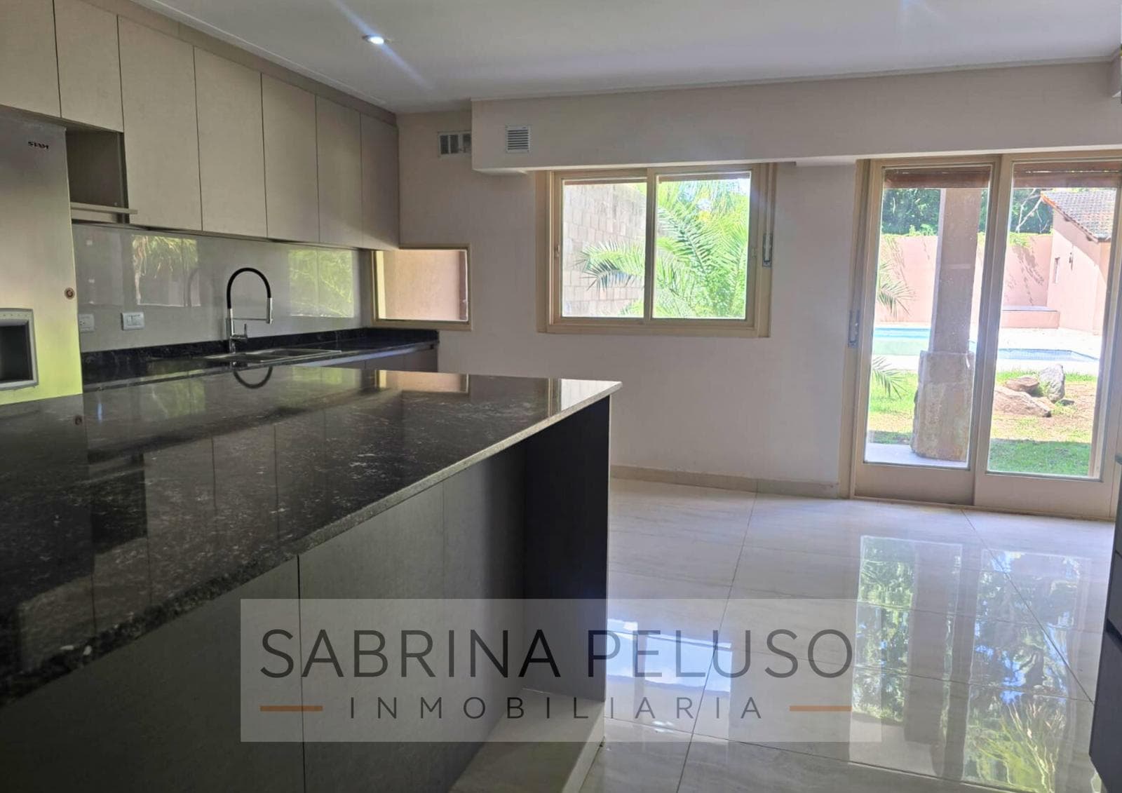 Mansion for Sale in Castelar: 6 Bedrooms, Pool, Barbecue Area, Garages