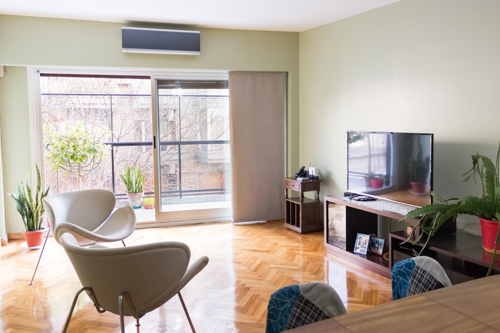 Four-room apartment for sale in Palermo with a maid's quarters, a front-facing balcony, and a storage room