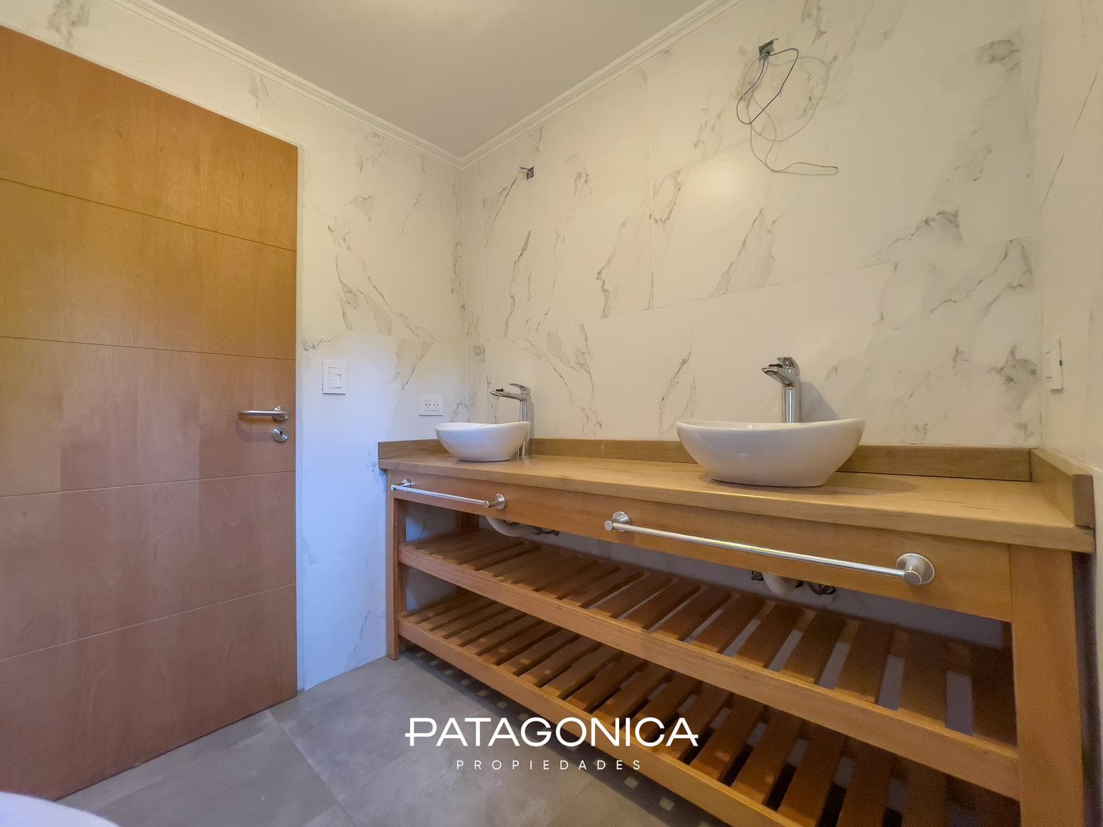 Brand-New Premium 6-Room Apartment with 1 Master Bedroom and a Lake View in Bahía Manzano, Villa La Angostura