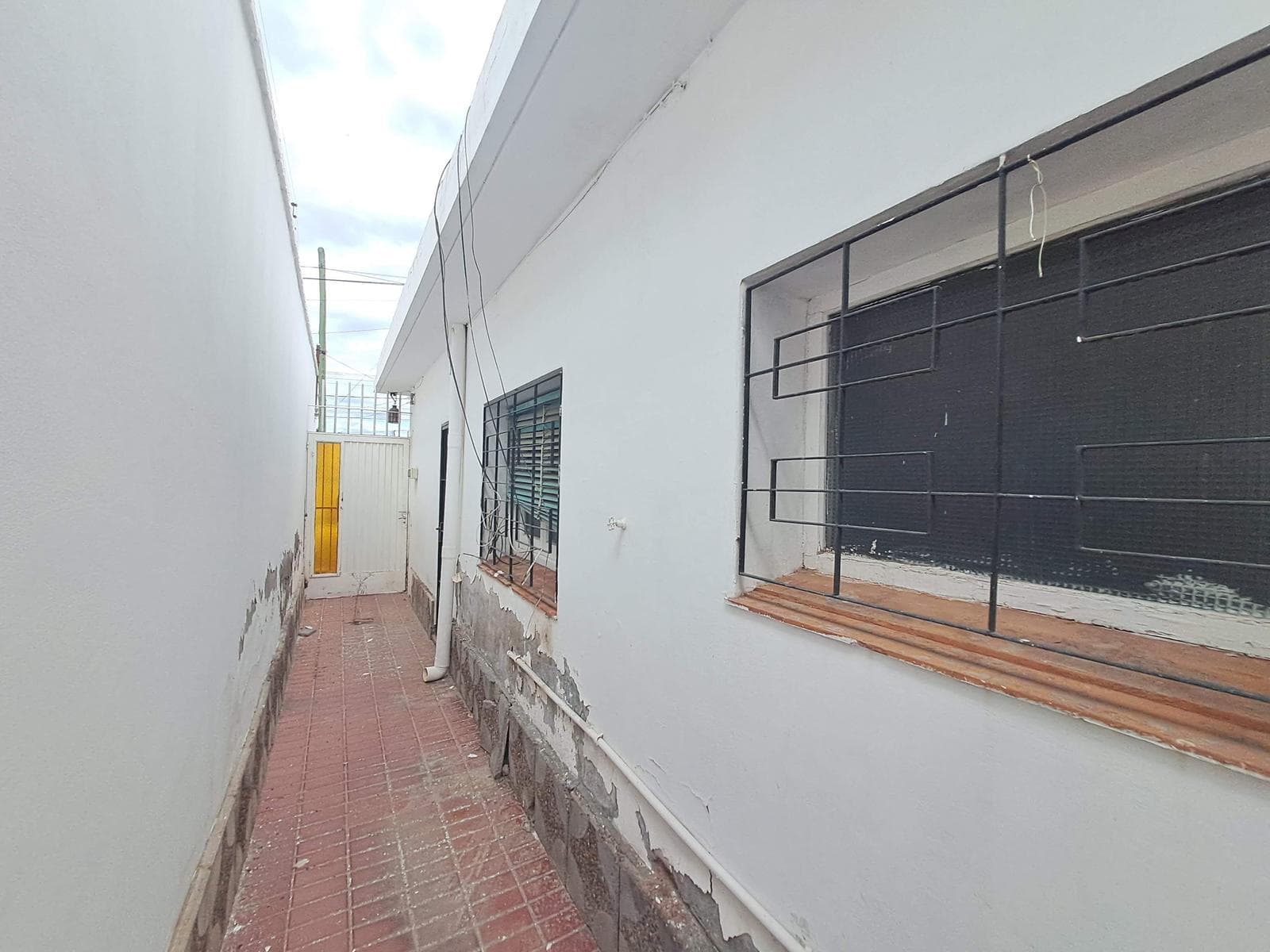 House for Sale - ELIGIBLE FOR A MORTGAGE - 3 bedrooms. Ideal for a medical office
