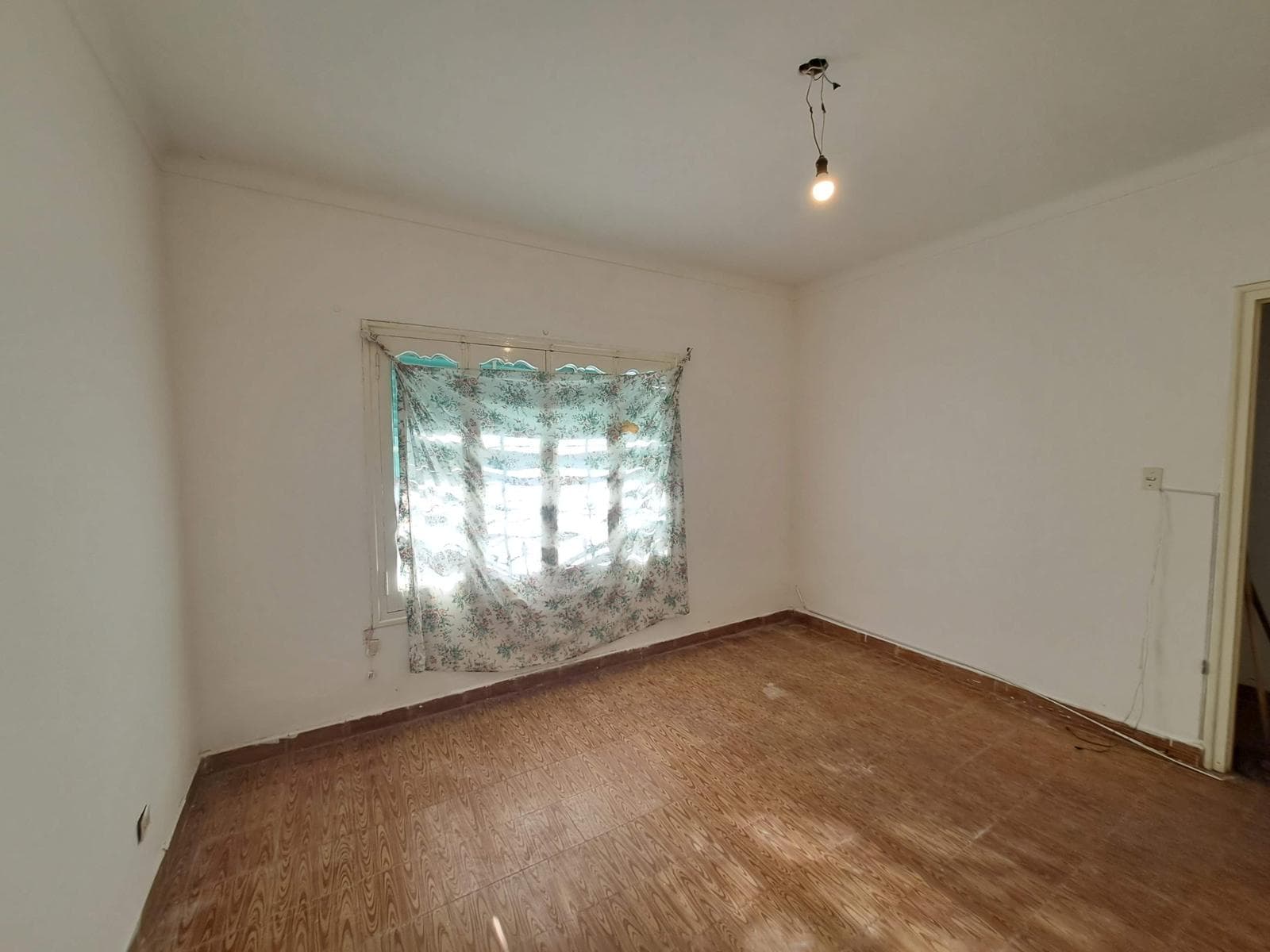 House for Sale - ELIGIBLE FOR A MORTGAGE - 3 bedrooms. Ideal for a medical office