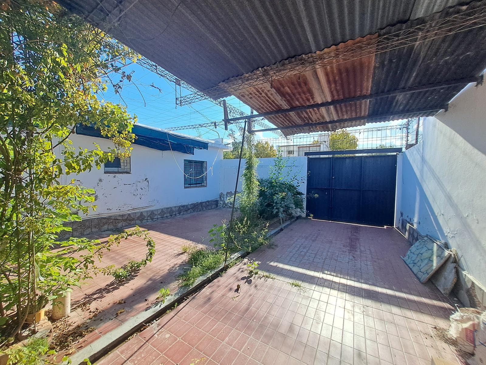 House for Sale - ELIGIBLE FOR A MORTGAGE - 3 bedrooms. Ideal for a medical office