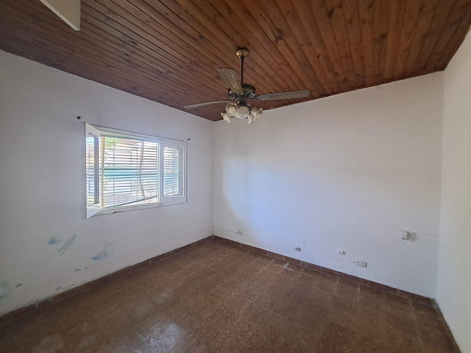 House for Sale - ELIGIBLE FOR A MORTGAGE - 3 bedrooms. Ideal for a medical office