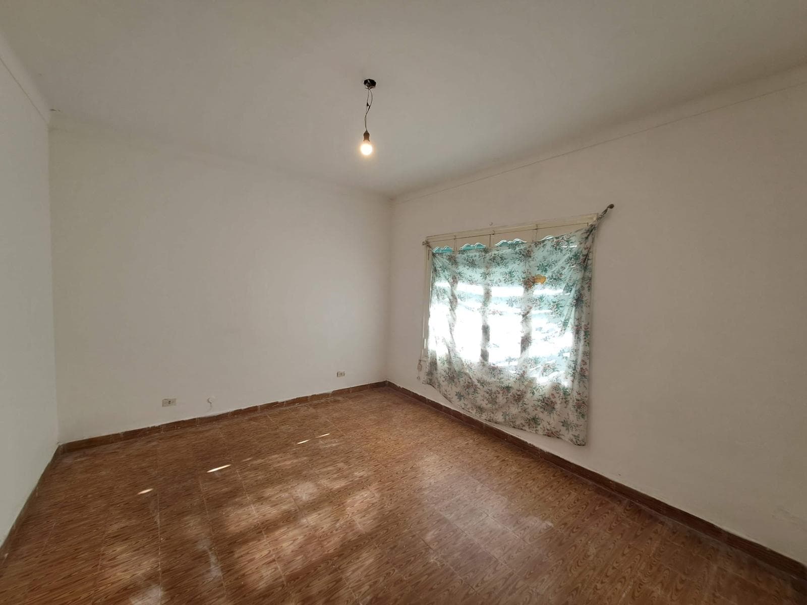 House for Sale - ELIGIBLE FOR A MORTGAGE - 3 bedrooms. Ideal for a medical office