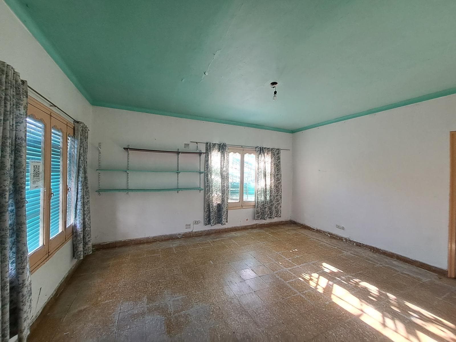 House for Sale - ELIGIBLE FOR A MORTGAGE - 3 bedrooms. Ideal for a medical office