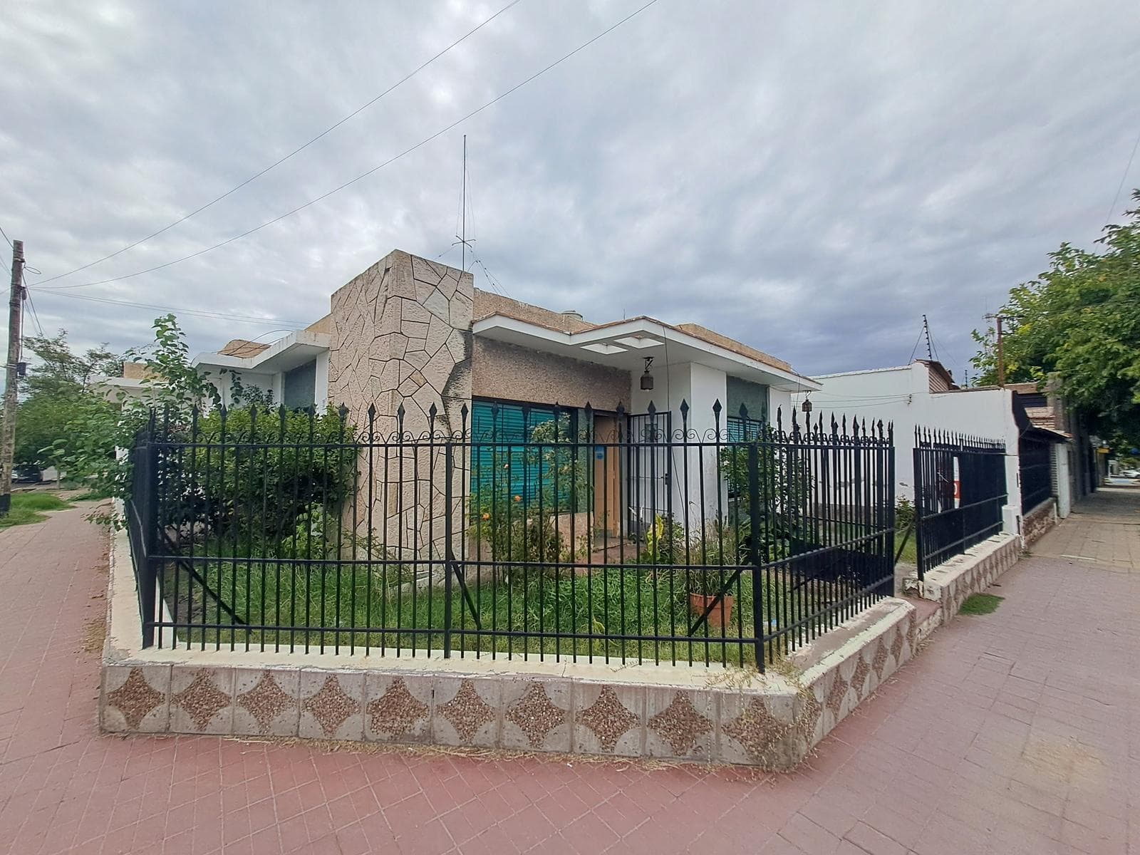 House for Sale - ELIGIBLE FOR A MORTGAGE - 3 bedrooms. Ideal for a medical office