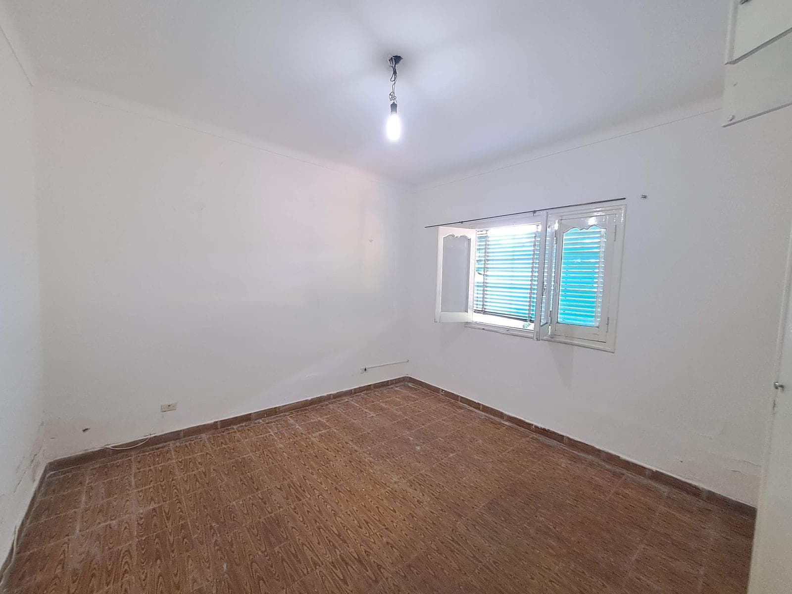 House for Sale - ELIGIBLE FOR A MORTGAGE - 3 bedrooms. Ideal for a medical office