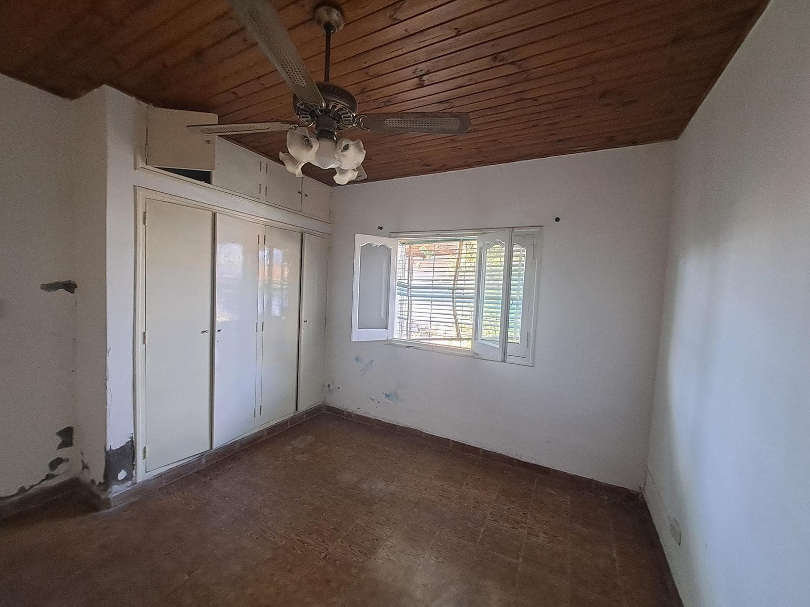 House for Sale - ELIGIBLE FOR A MORTGAGE - 3 bedrooms. Ideal for a medical office
