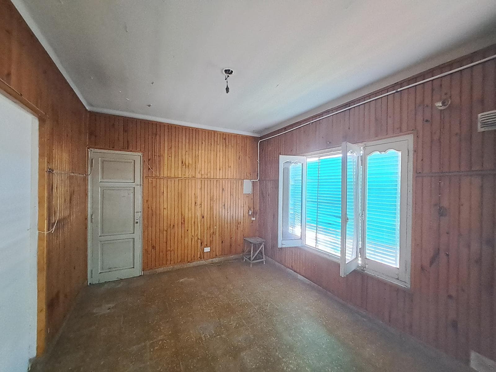 House for Sale - ELIGIBLE FOR A MORTGAGE - 3 bedrooms. Ideal for a medical office