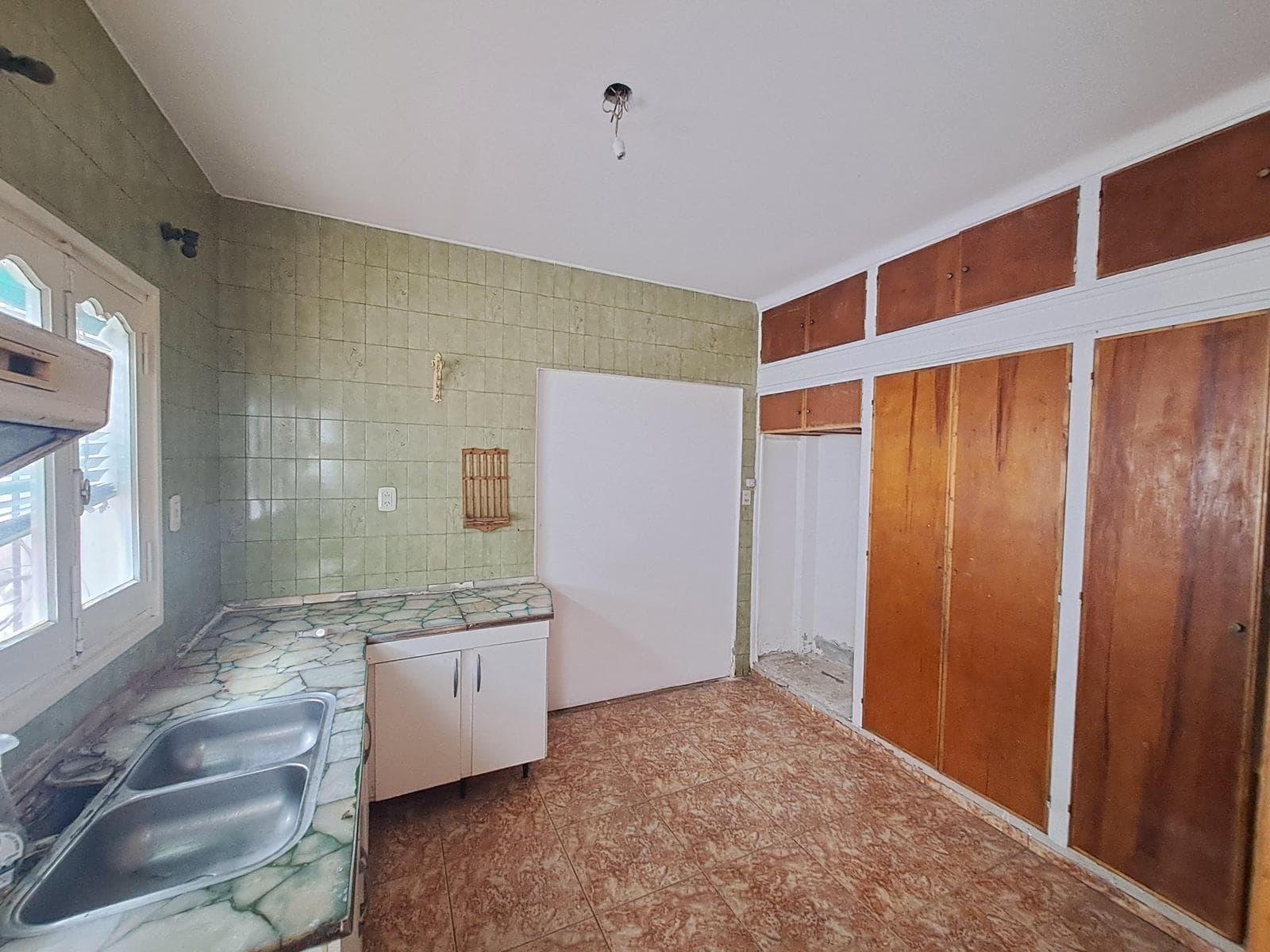 House for Sale - ELIGIBLE FOR A MORTGAGE - 3 bedrooms. Ideal for a medical office