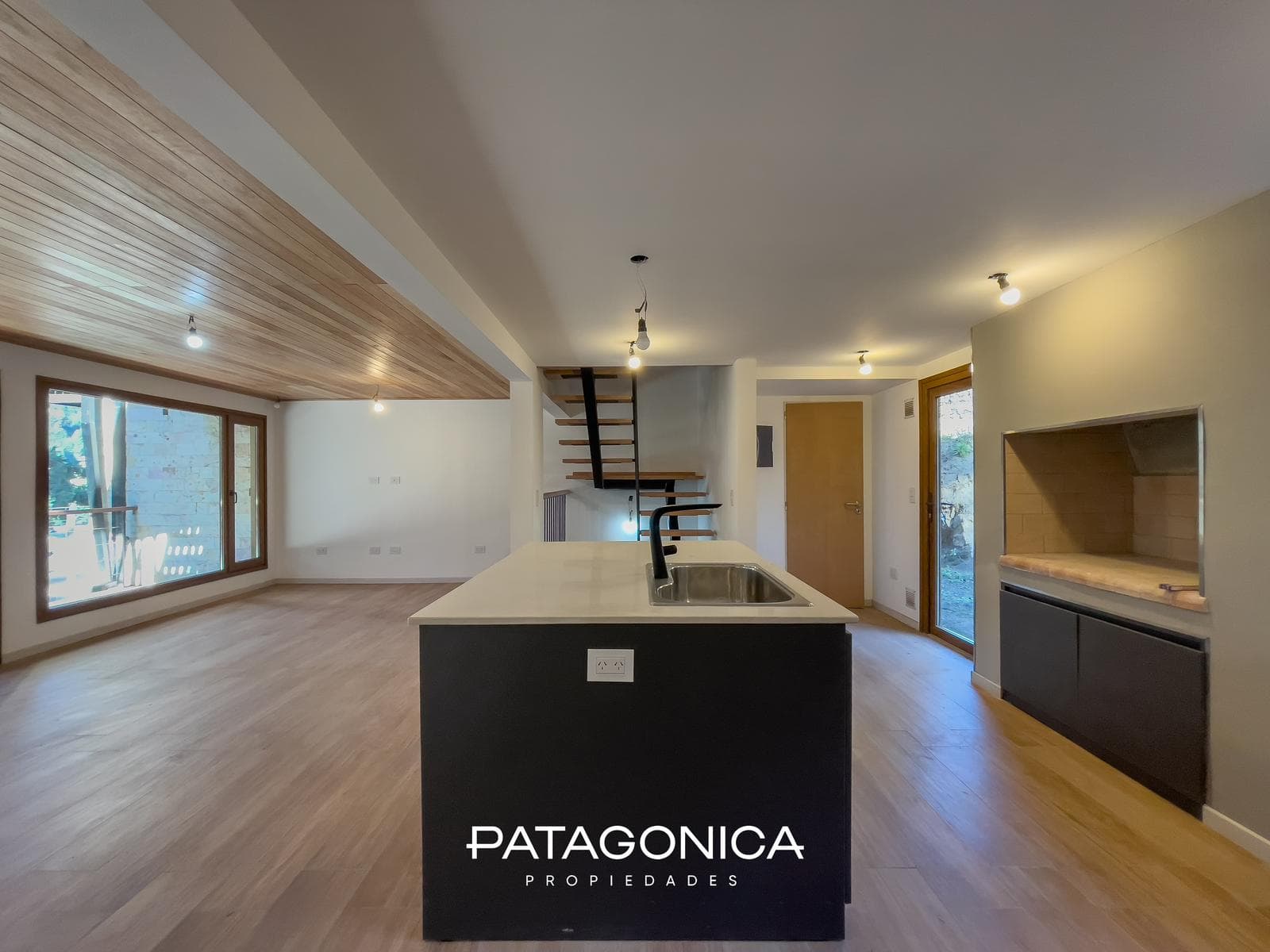 Brand-New Premium Apartment with 6 Rooms (4 with en suite bathrooms) and a Lake View in Bahía Manzano, Villa La Angostura