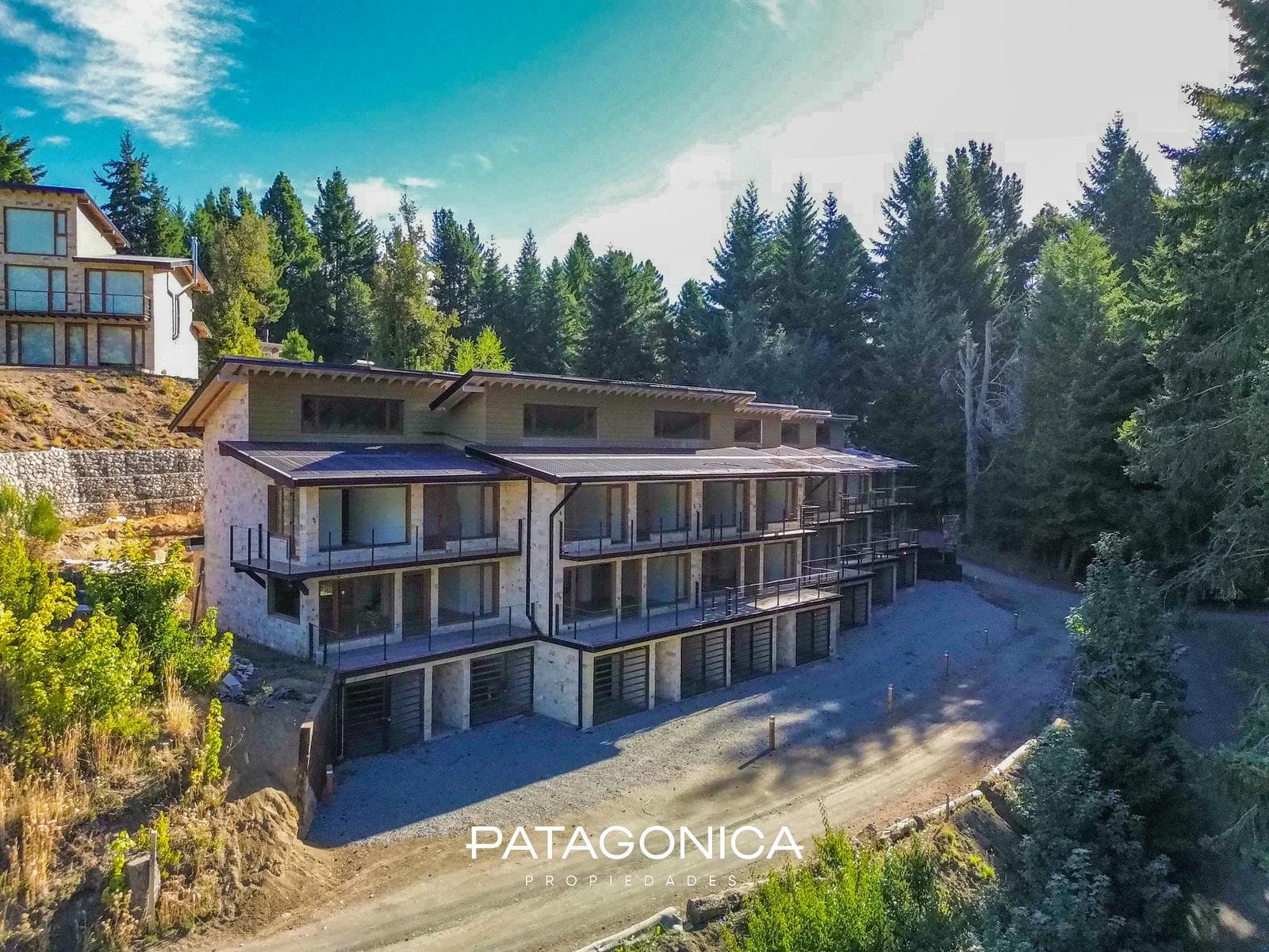 Brand-New Premium Apartment with 6 Rooms (4 with en suite bathrooms) and a Lake View in Bahía Manzano, Villa La Angostura