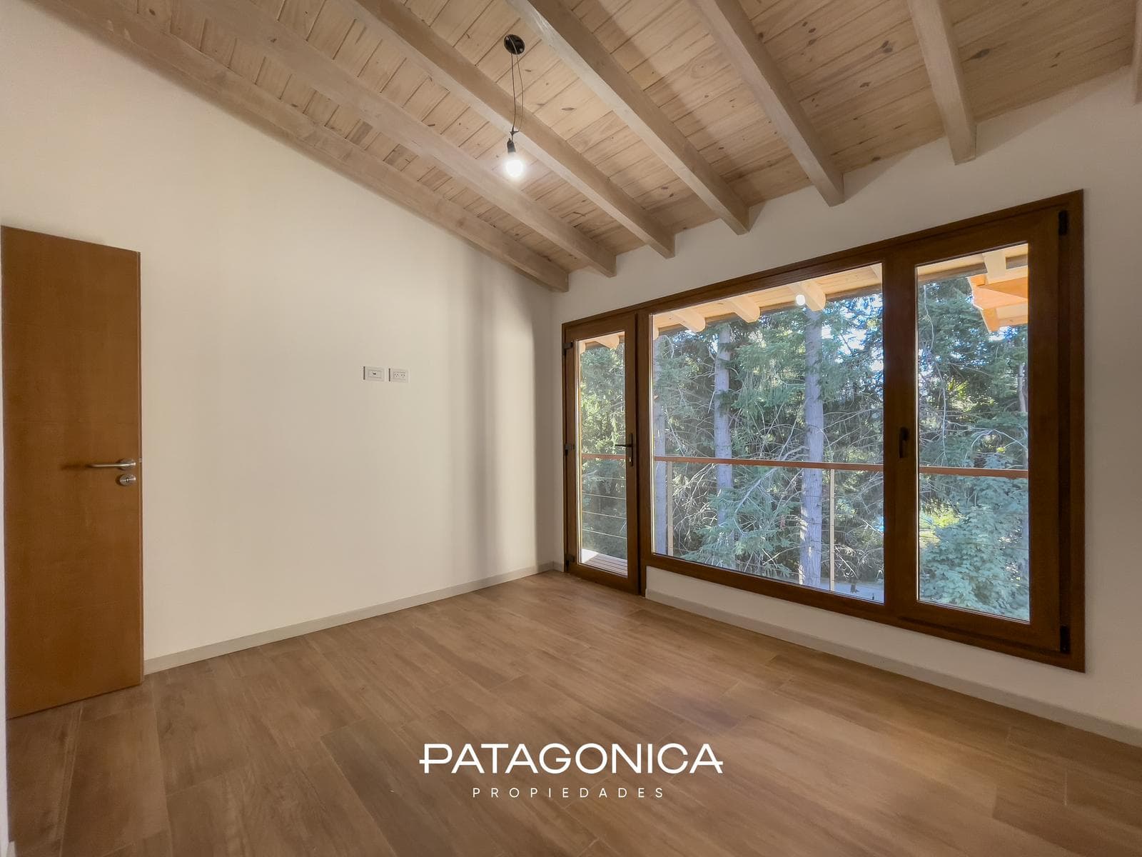 Brand-New Premium Apartment with 6 Rooms (4 with en suite bathrooms) and a Lake View in Bahía Manzano, Villa La Angostura