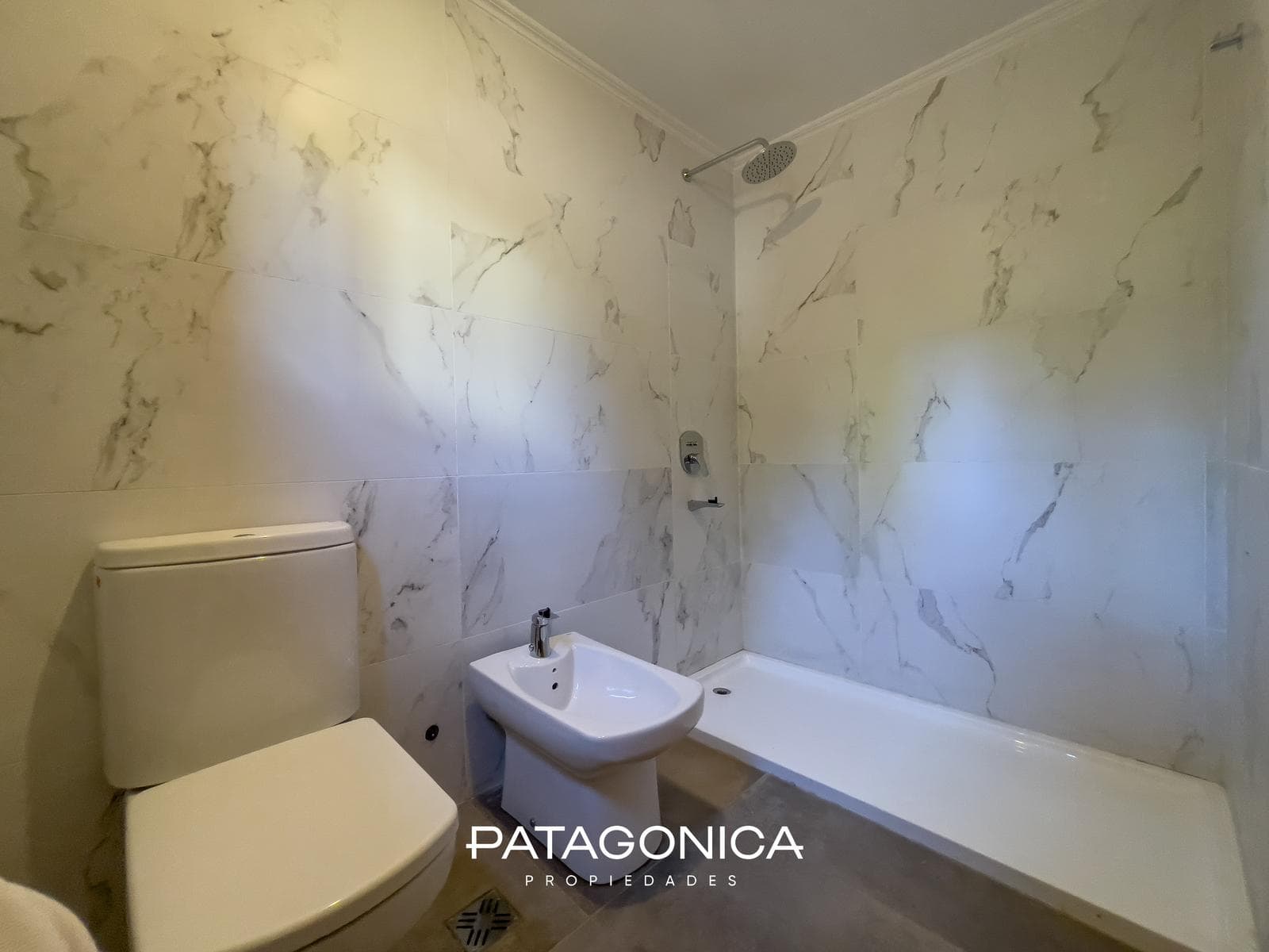 Brand-New Premium Apartment with 6 Rooms (4 with en suite bathrooms) and a Lake View in Bahía Manzano, Villa La Angostura