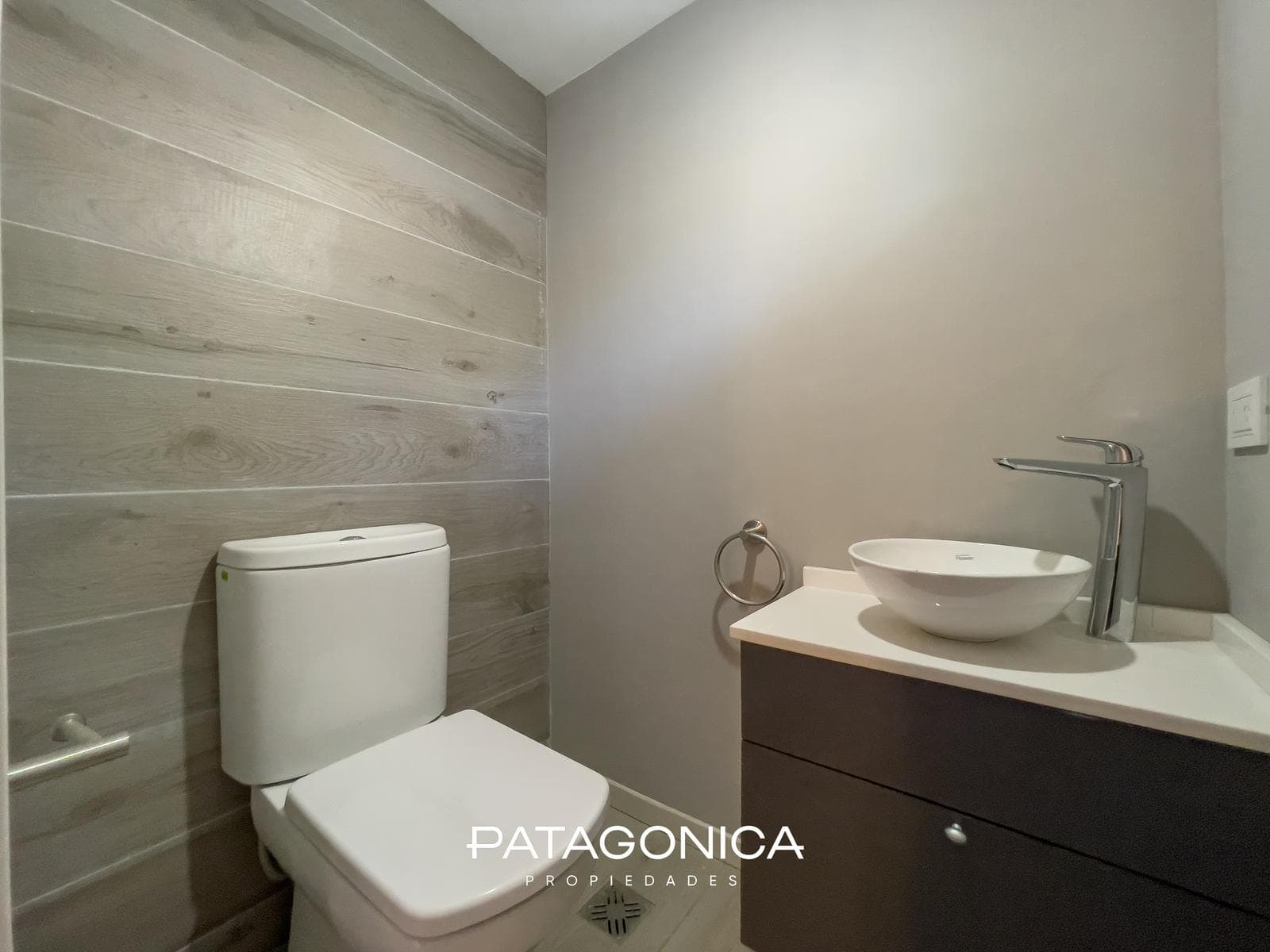 Brand-New Premium Apartment with 6 Rooms (4 with en suite bathrooms) and a Lake View in Bahía Manzano, Villa La Angostura