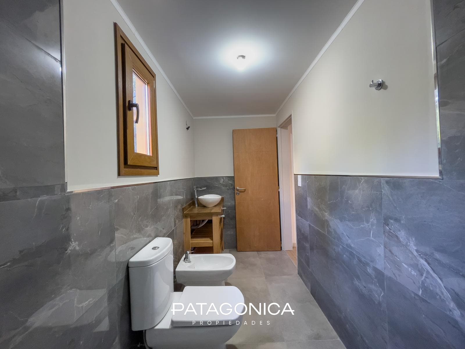 Brand-New Premium 6-Room Apartment with 3 Bedrooms and a Lake View in Bahía Manzano, Villa La Angostura