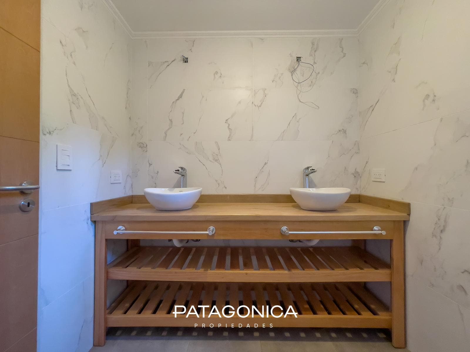 Brand-New Premium 6-Room Apartment with 3 Bedrooms and a Lake View in Bahía Manzano, Villa La Angostura