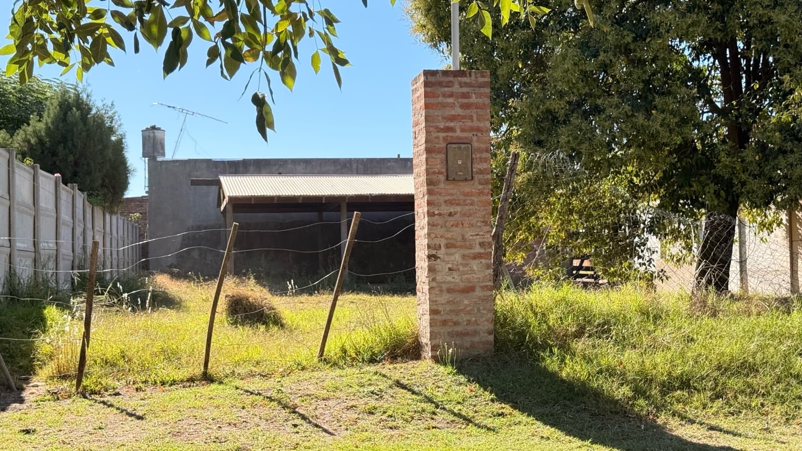A great plot of land in Empalme Lobos, with a kitchen and a barbecue to be finished!
