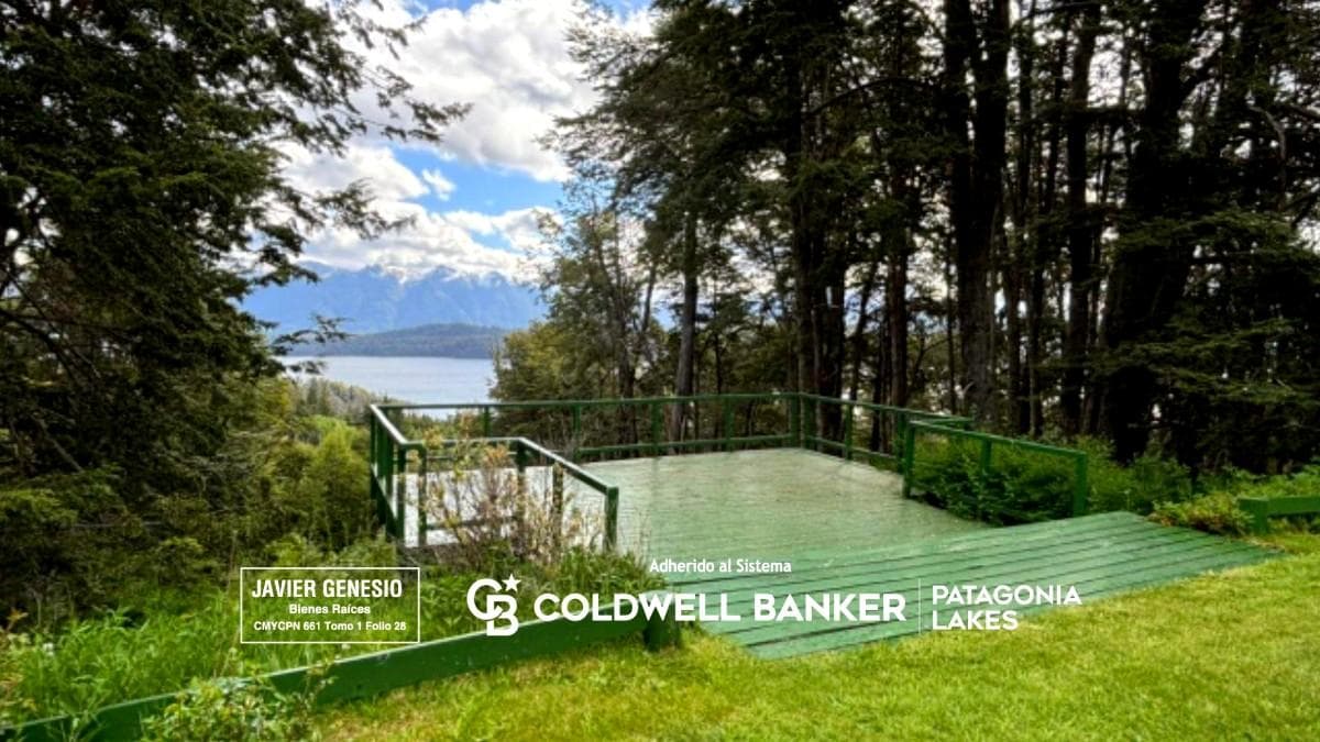 Historic District of V. la Angostura - With a panoramic view of the lake from the mountains; 170 m² on a 6,000 m² lot