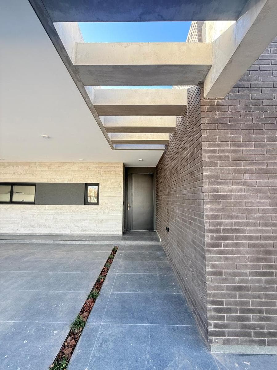 Single-Story, 3-Bedroom House for Sale. Greenville 2