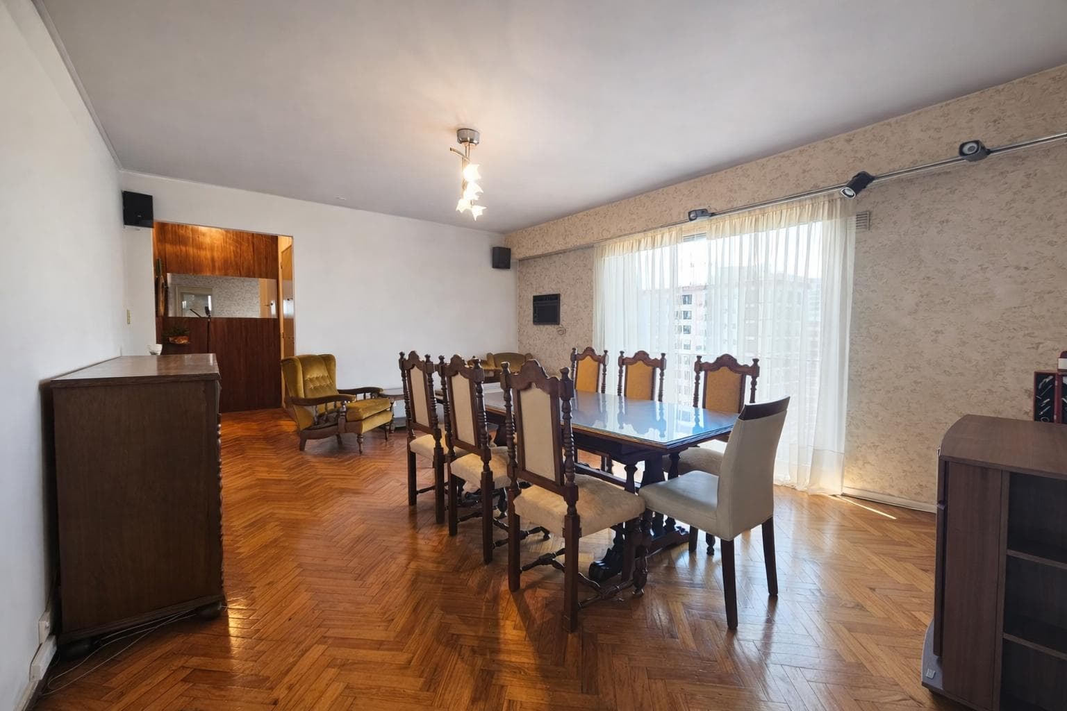 Apartment for Sale in Colegiales: 3-Room Apartment with Parking Space