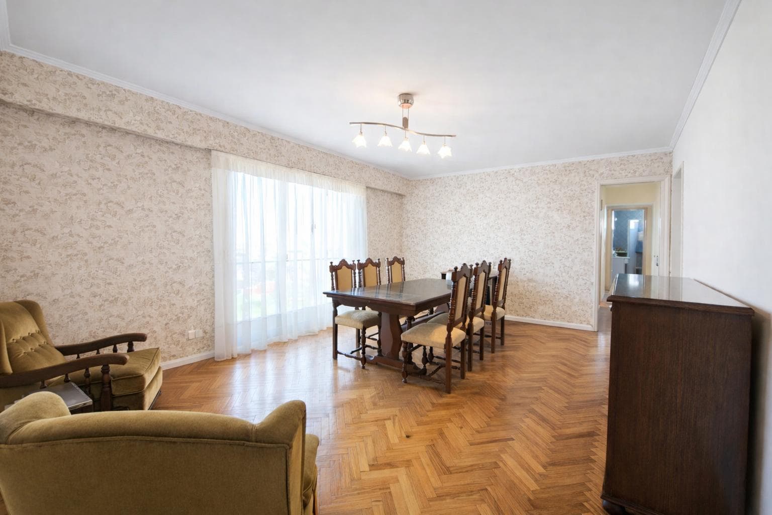 Apartment for Sale in Colegiales: 3-Room Apartment with Parking Space