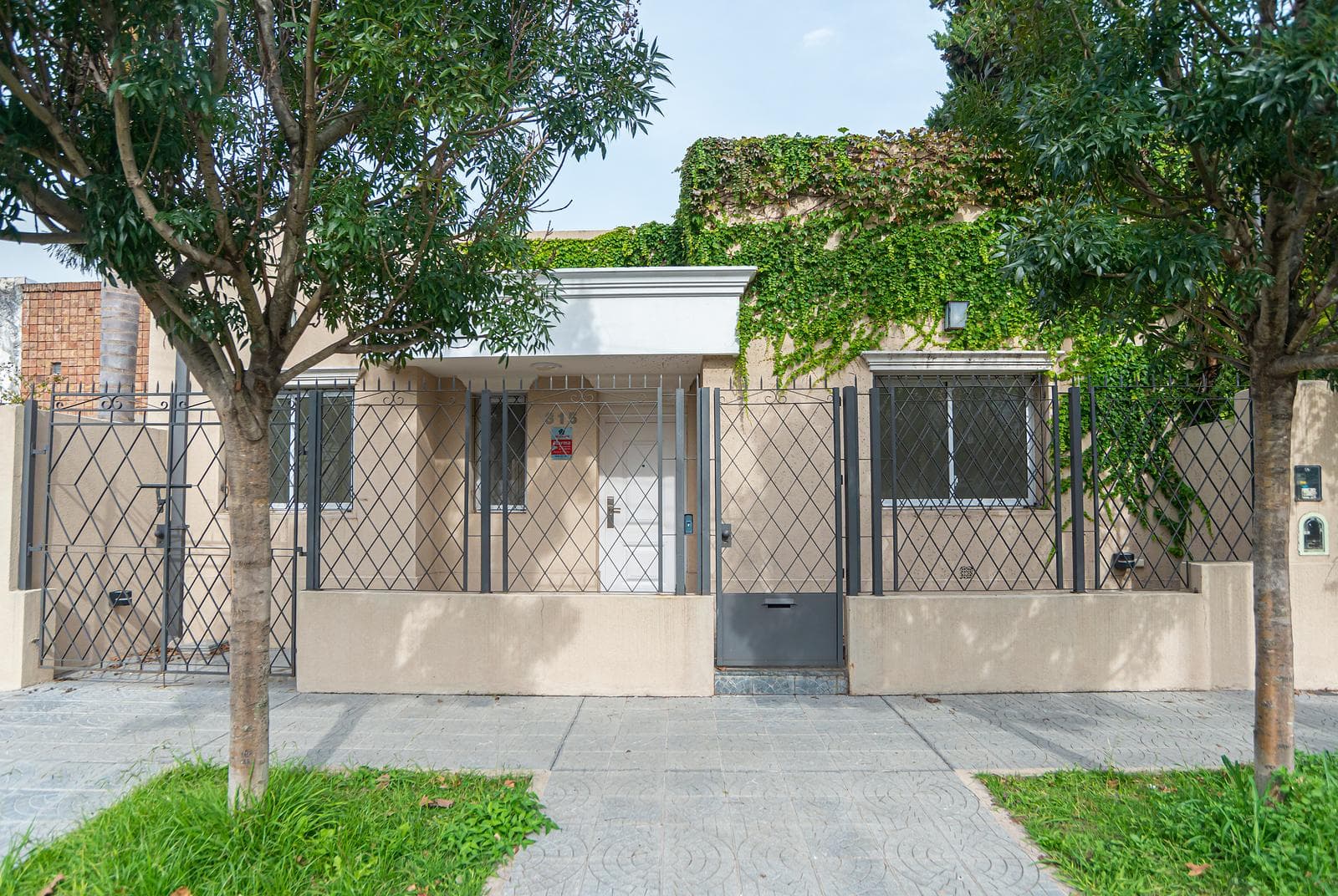 House/Office in Downtown Quilmes—Suitable for Residential Use