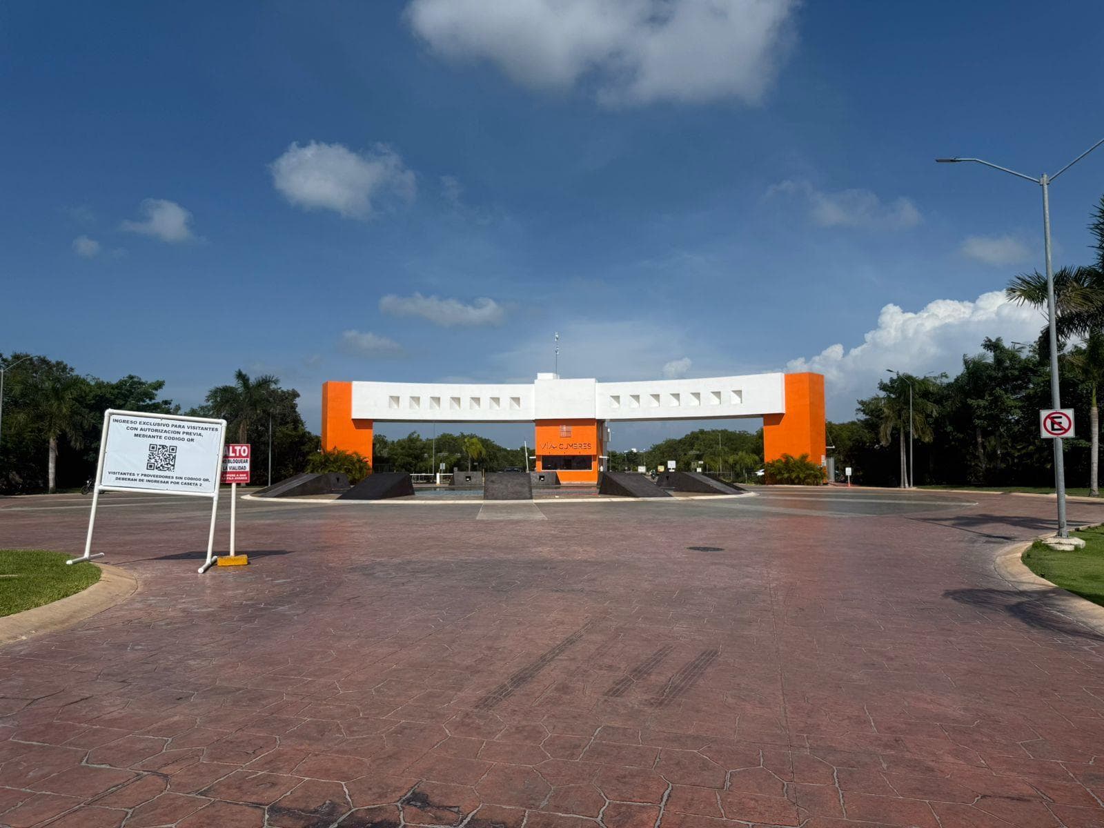 VIA CUMBRES Apartment on Huayacan Avenue