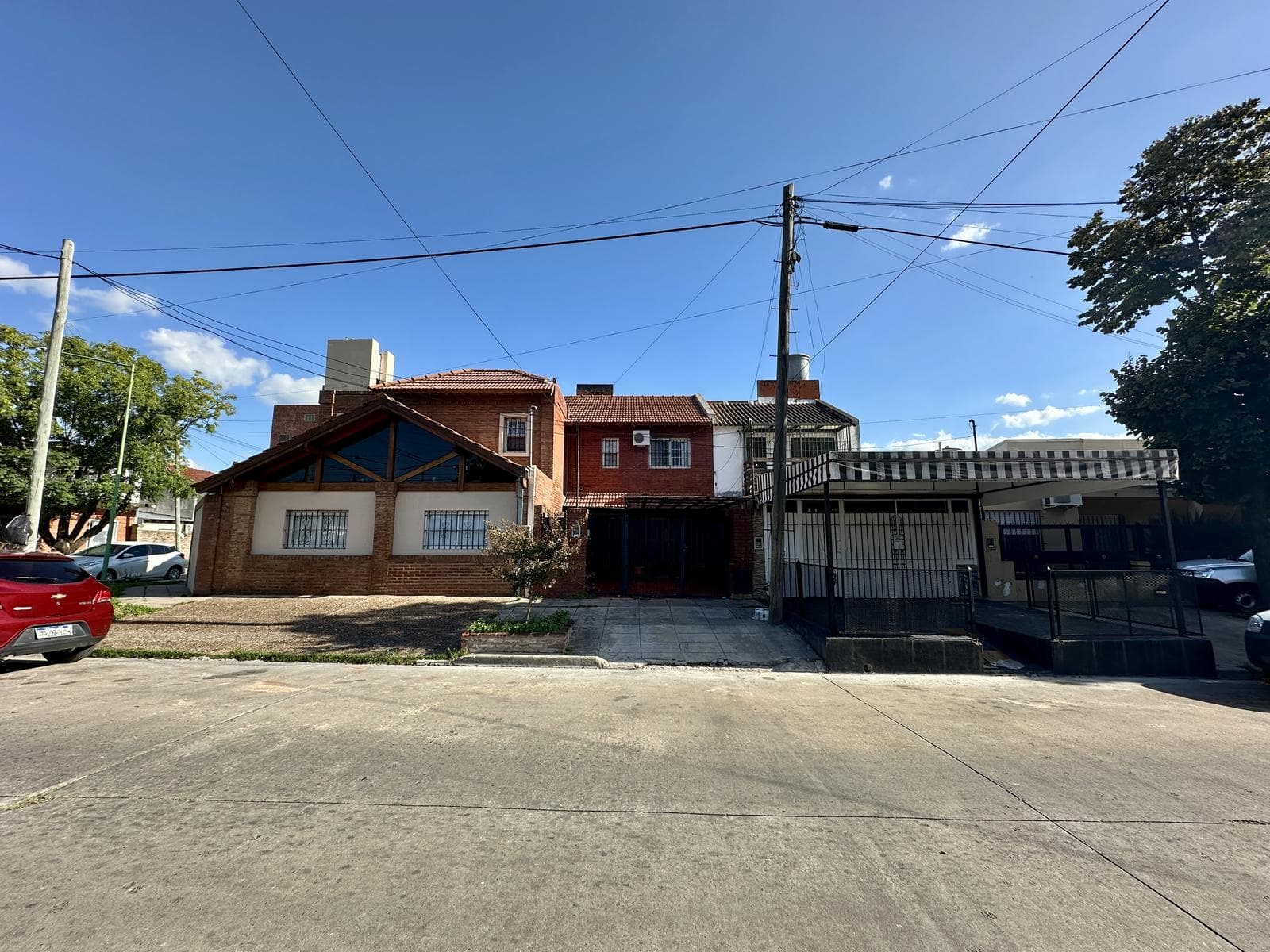3-bedroom duplex for sale, with a patio and grill. Downtown Campana