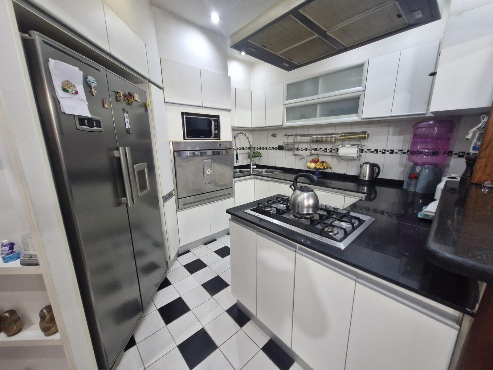 5-Room House for Sale in Caseros - Multi-Family Property with Commercial Space and Apartments