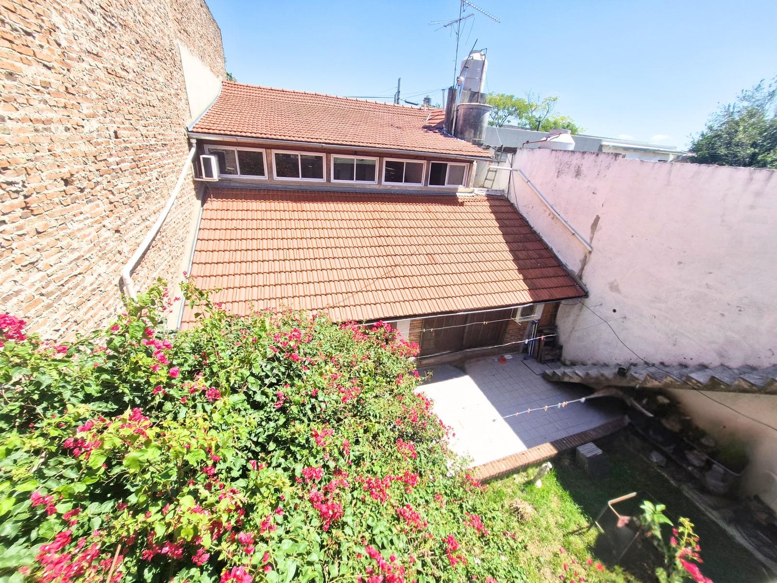 5-Room House for Sale in Caseros - Multi-Family Property with Commercial Space and Apartments