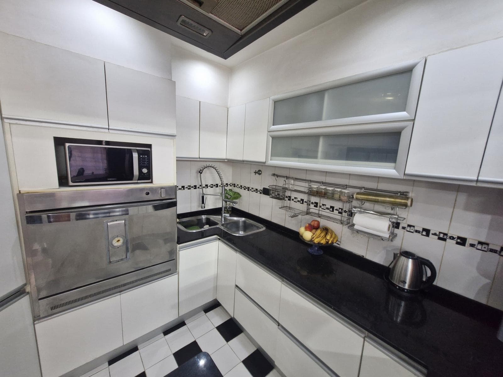 5-Room House for Sale in Caseros - Multi-Family Property with Commercial Space and Apartments