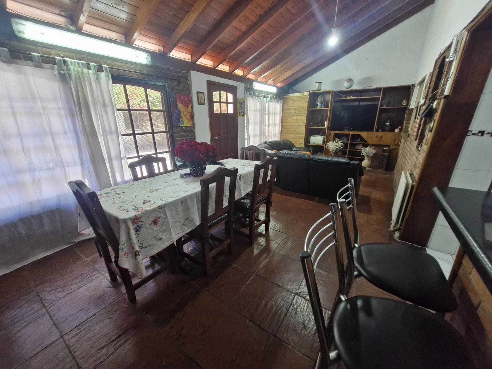 5-Room House for Sale in Caseros - Multi-Family Property with Commercial Space and Apartments