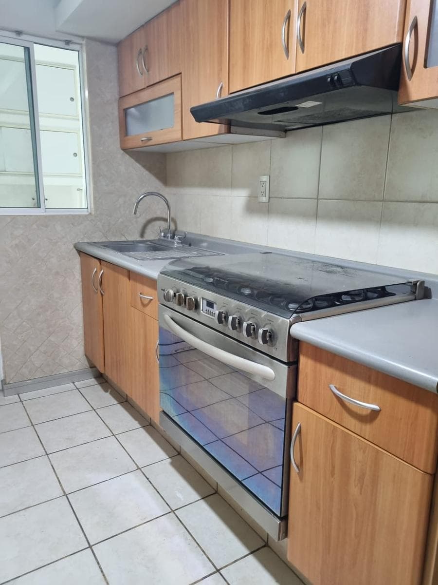 Casa con 3 Niveles en Arboledas de Ibarrilla (aun lado de la Marina)