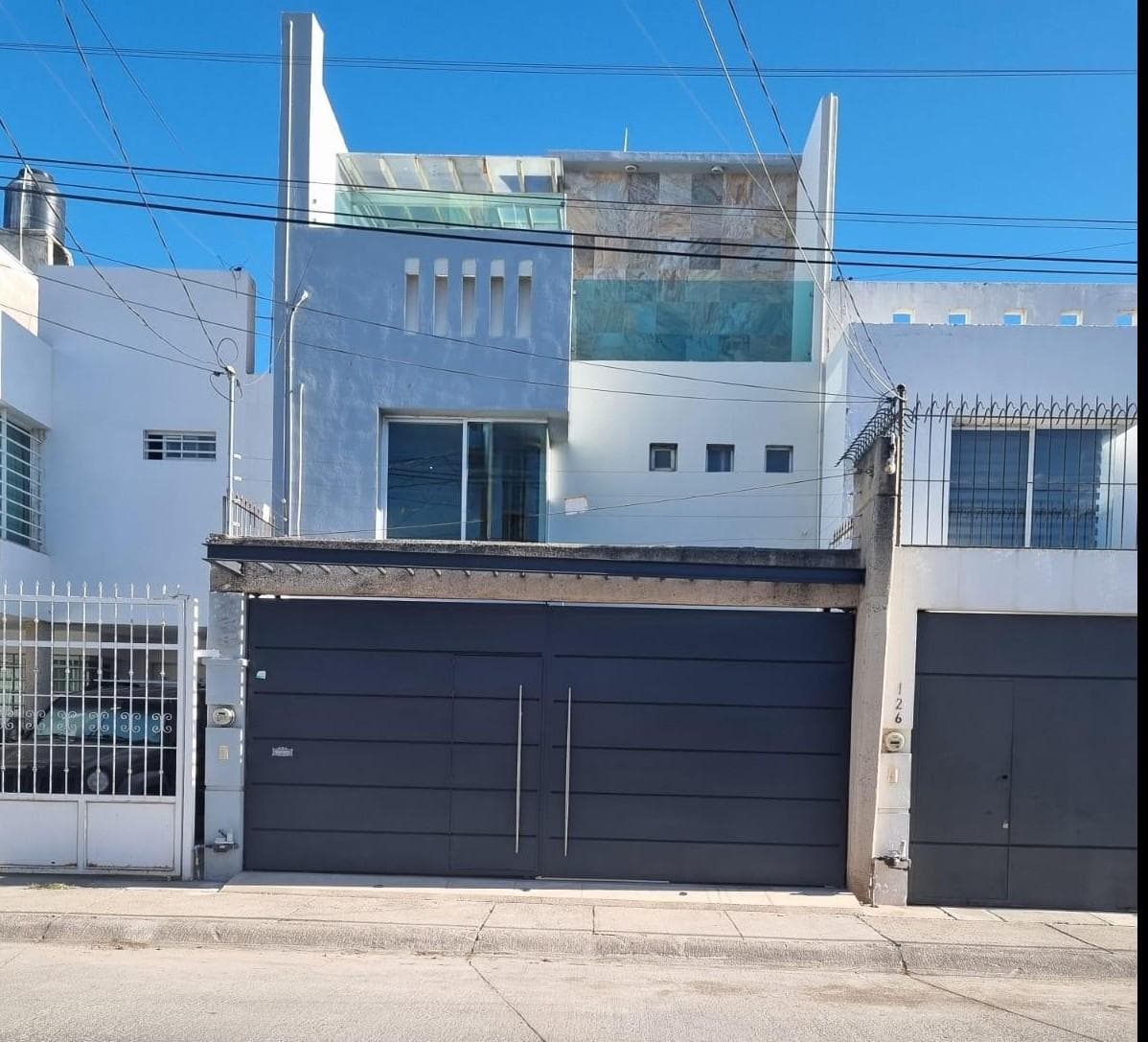 Casa con 3 Niveles en Arboledas de Ibarrilla (aun lado de la Marina)