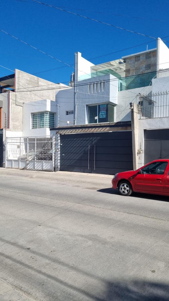 Casa con 3 Niveles en Arboledas de Ibarrilla (aun lado de la Marina)
