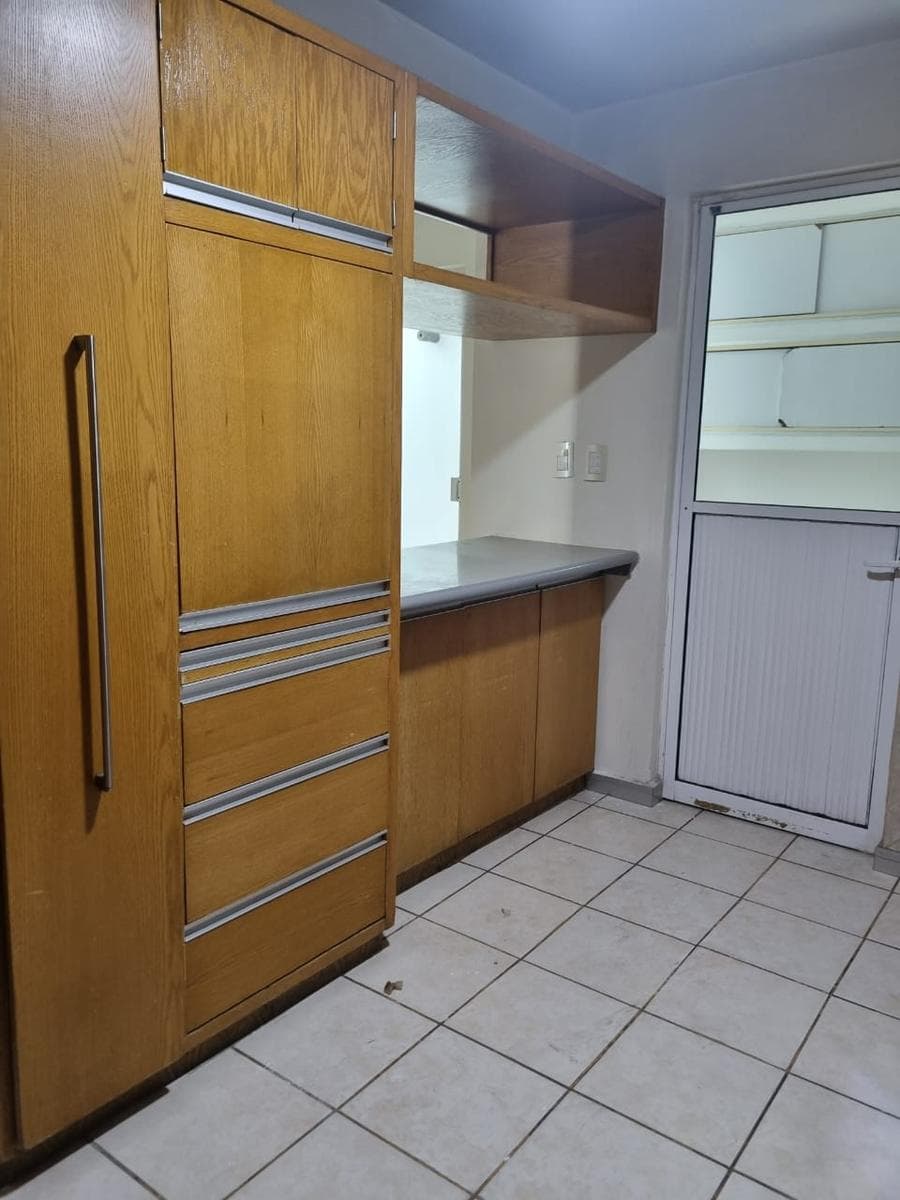 Casa con 3 Niveles en Arboledas de Ibarrilla (aun lado de la Marina)