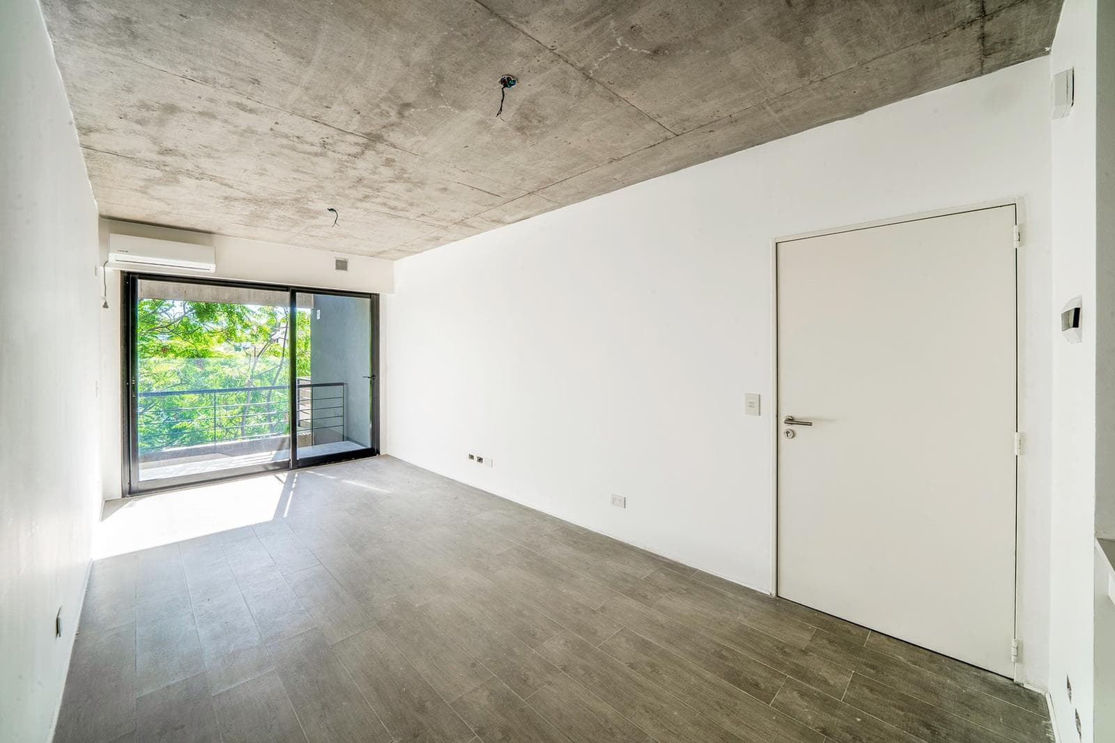 Brand-new two-room apartment with a full-length balcony for sale in Saavedra