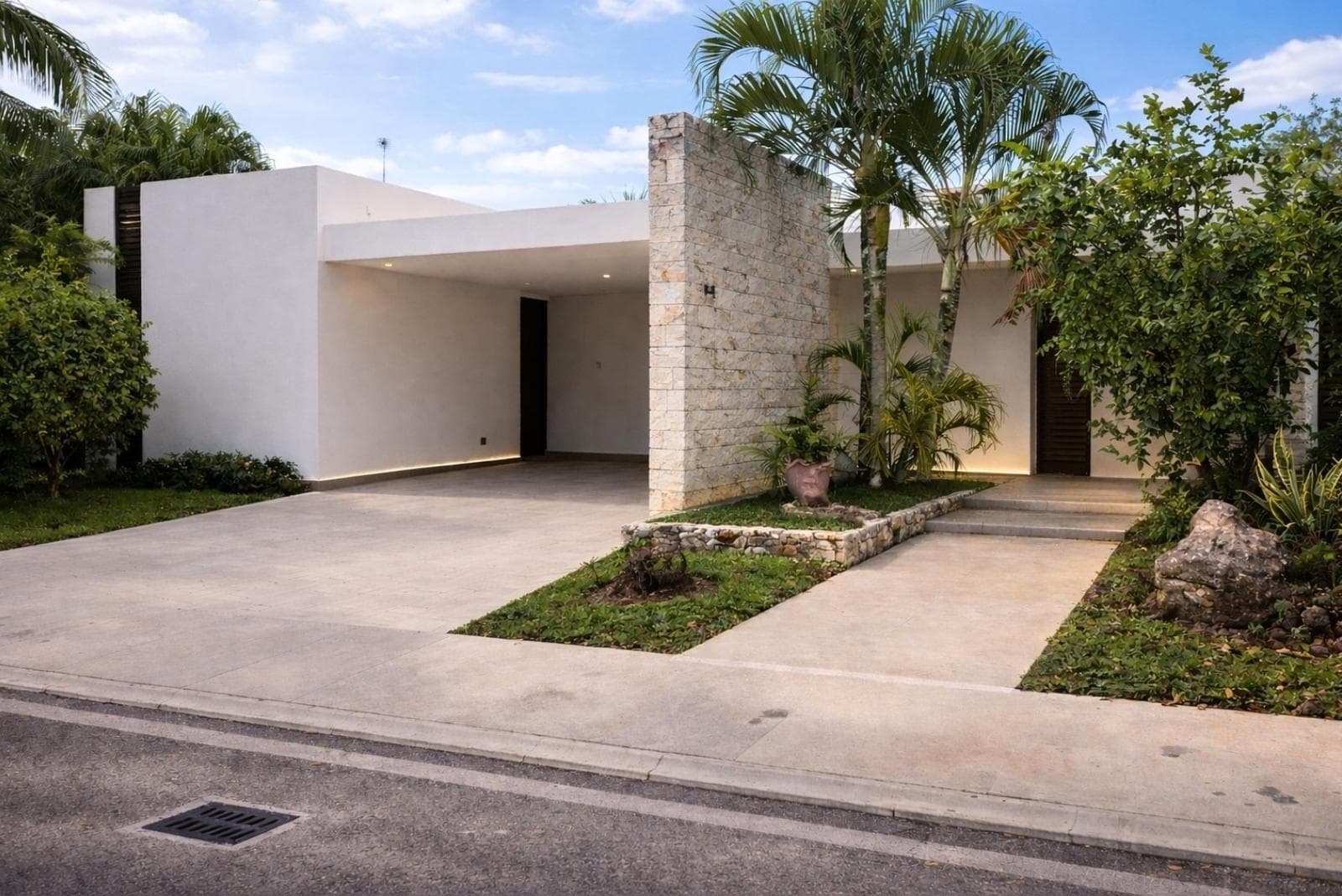 Beautiful House in La Rejoyada, Komchen Residential Community