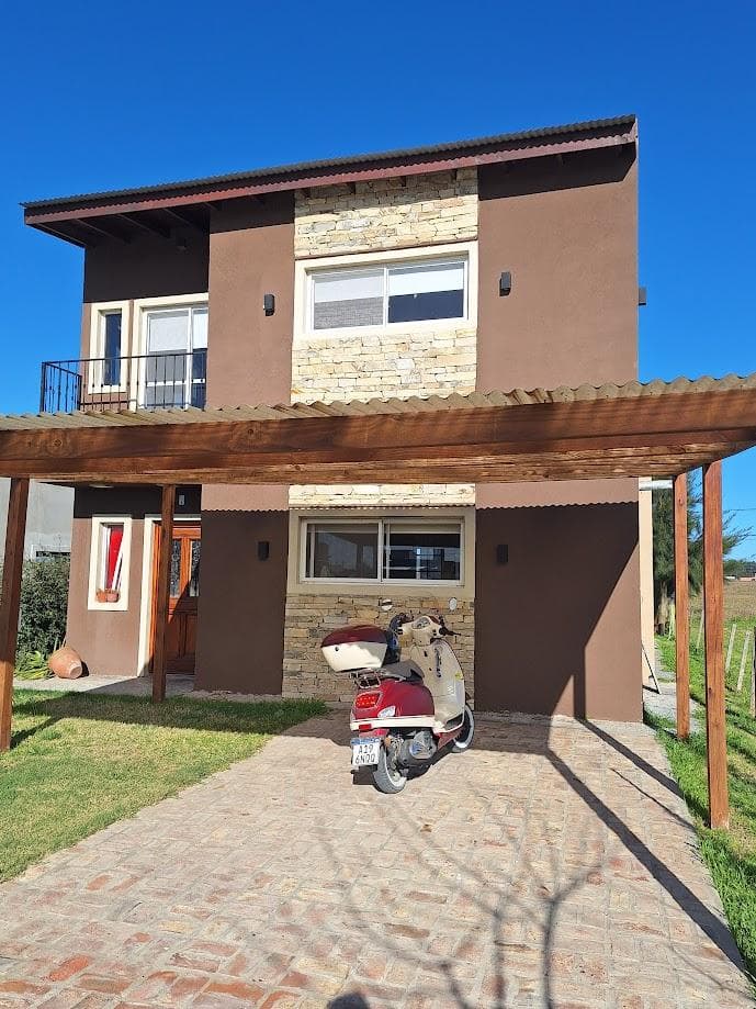 Hermosa casa 2 plantas con vista al campo en Domselaar Chico VENTA