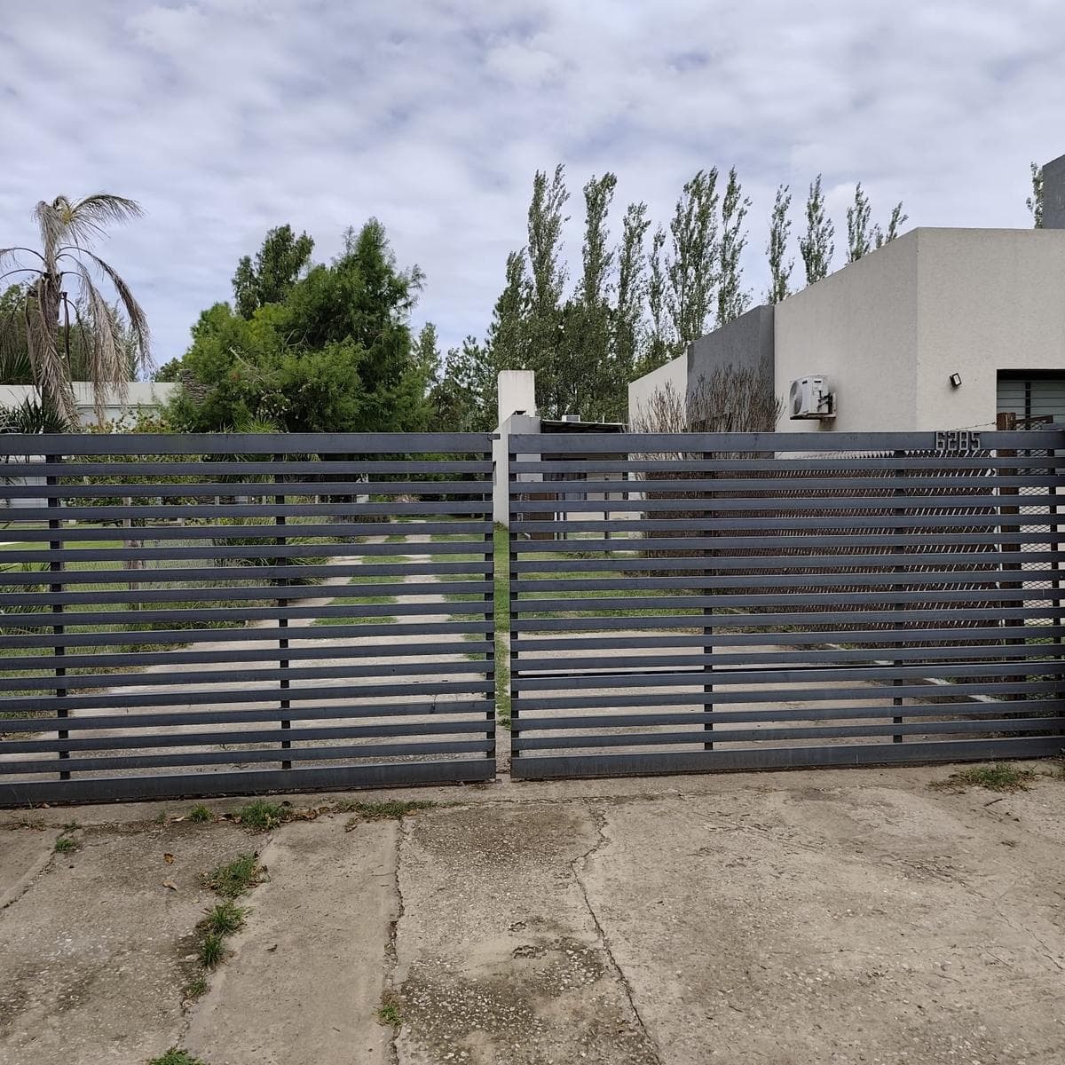 House in Funes, with private yard. Privacy and trees