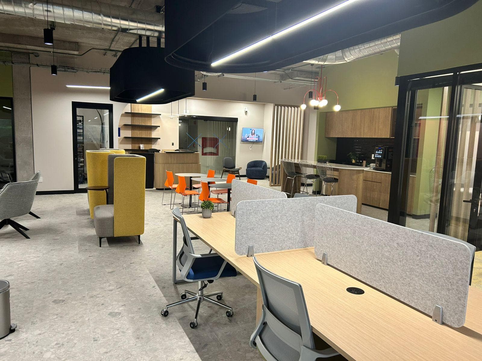 FULLY EQUIPPED AND FURNISHED OFFICE