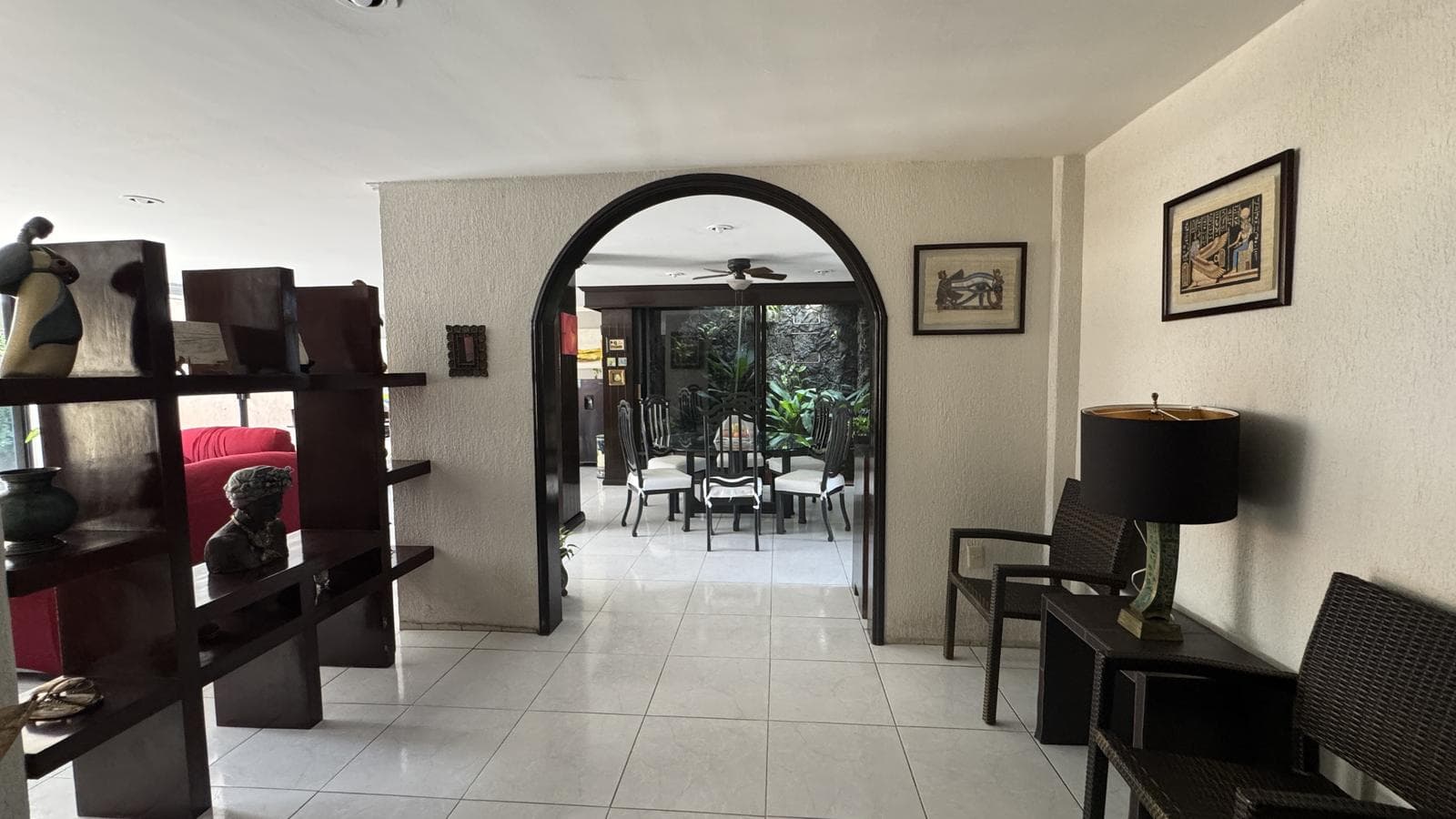 House with a bedroom on the ground floor and an apartment with separate entrance.