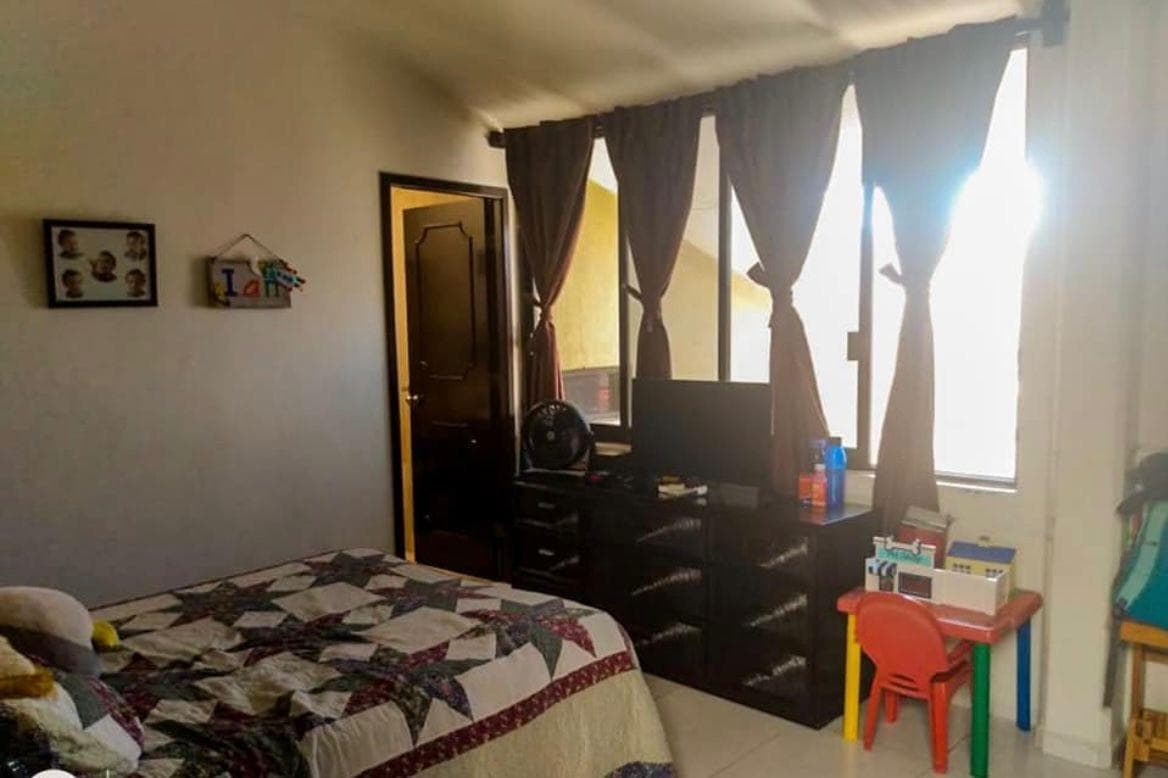 House with a bedroom on the ground floor and an apartment with separate entrance.