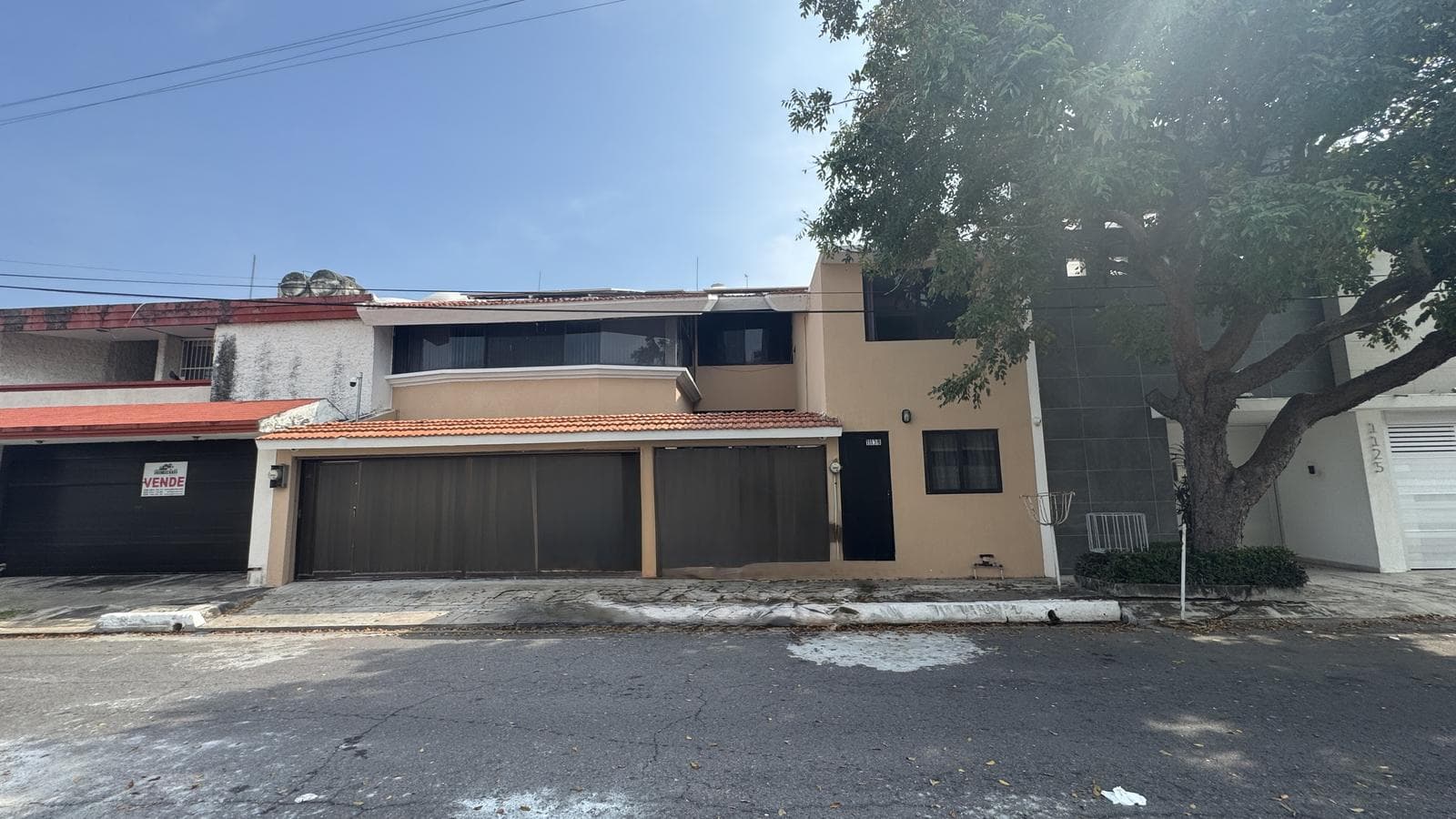 House with a bedroom on the ground floor and an apartment with separate entrance.